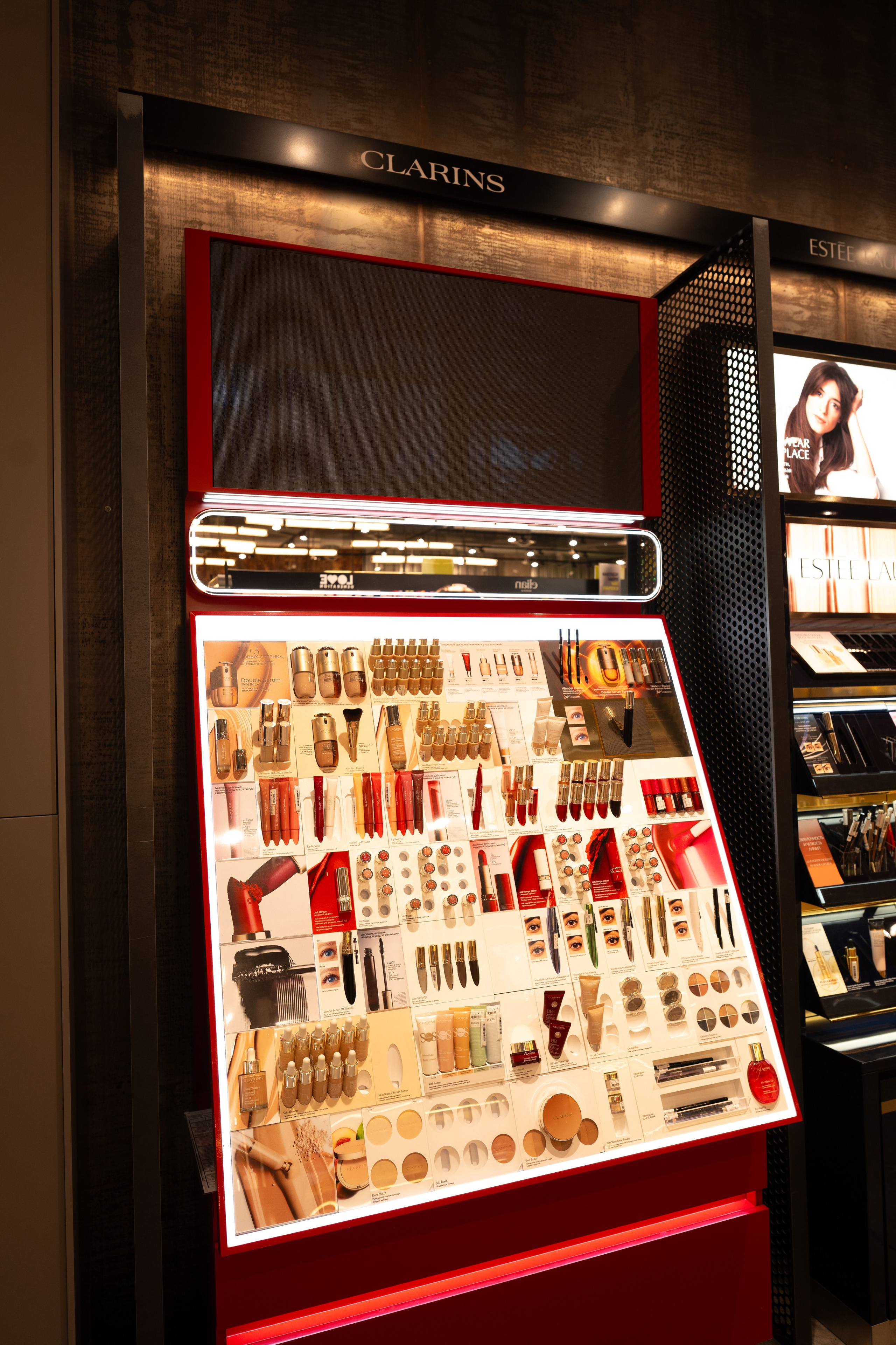 Съёмка стенда косметики Clarins в Золотом яблоке
