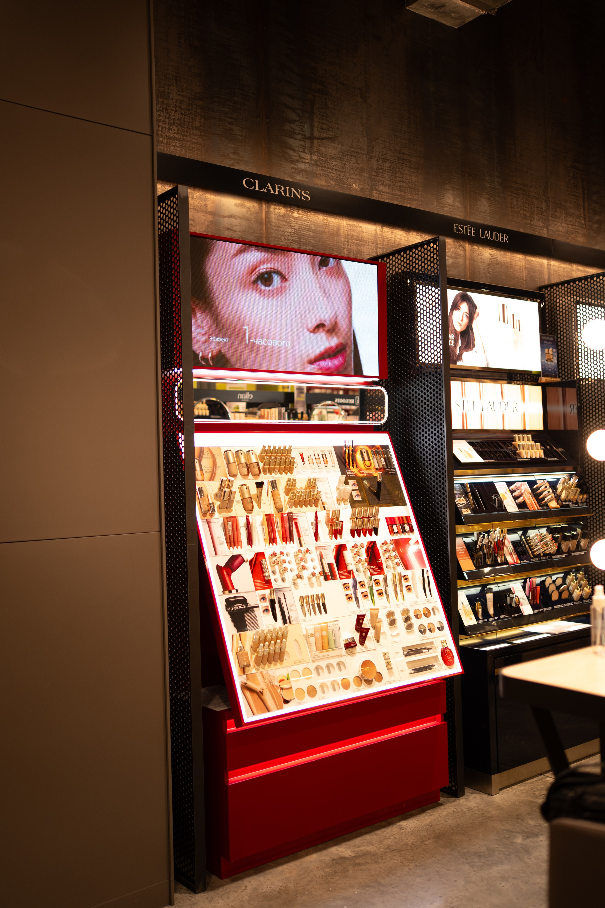 Съёмка стенда косметики Clarins в Золотом яблоке
