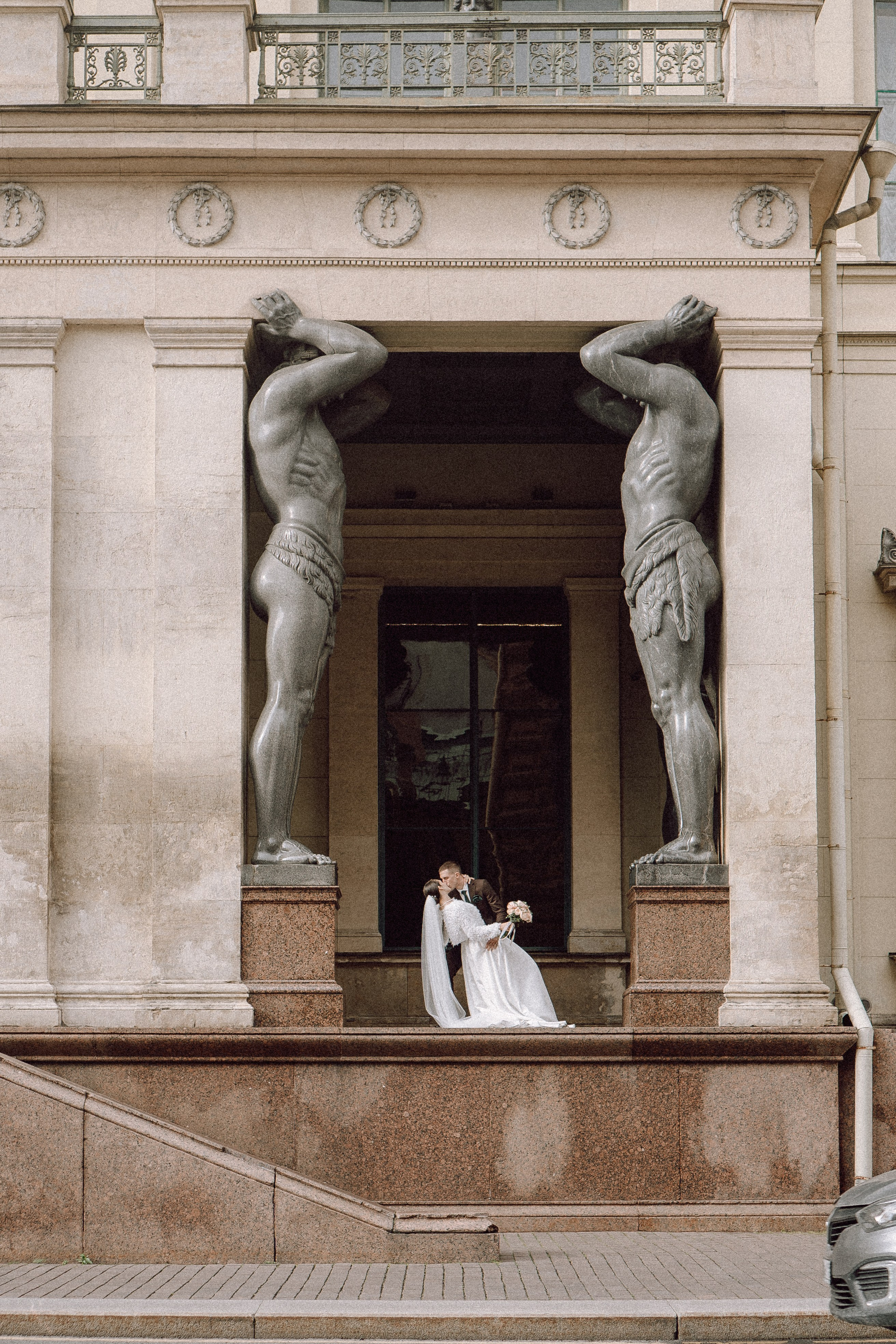 СВАДЕБНАЯ ПРОГУЛКА В САНТК-ПЕТЕРБУРГЕ (ИСАКИЕВСКИЙ СОБОР, ЗИМНЯЯ КАНАВКА, ЭРМИТАЖ И БОЛЬШАЯ МОРСКАЯ УЛИЦА). Профессиональный фотограф, Санкт-Петербург — Виктория Богомолова
