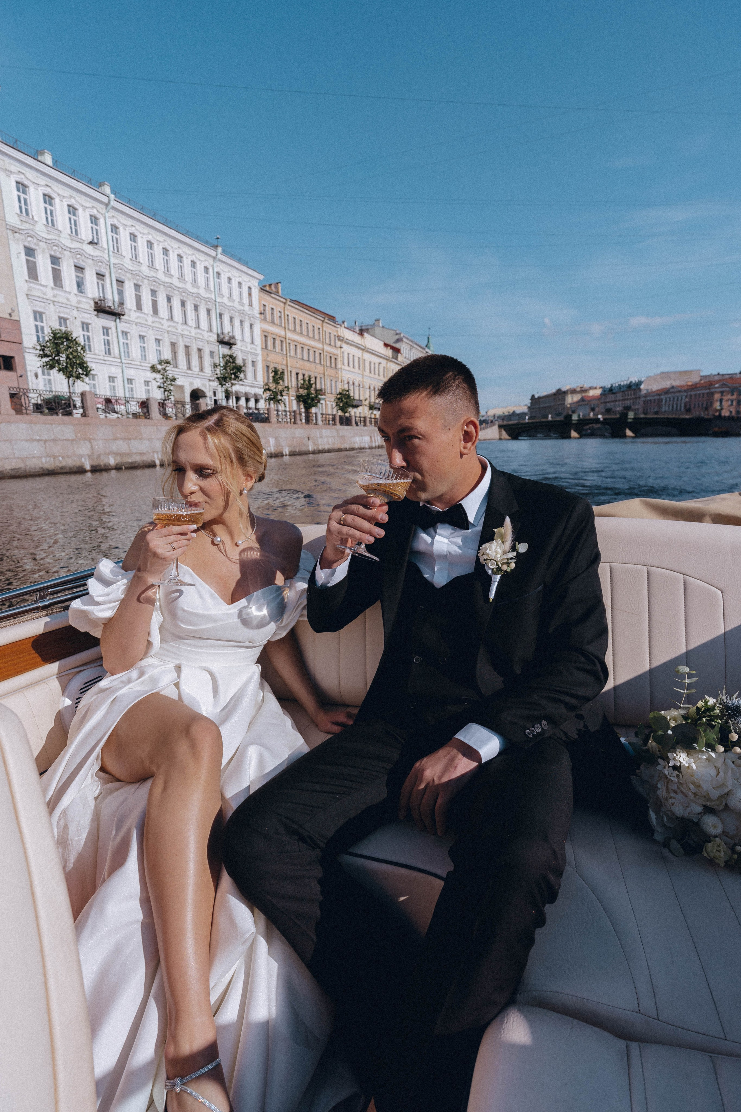 СВАДЕНБНАЯ СЬЕМКА НА КАТЕРЕ ПО КАНАЛАМ САНКТ-ПЕТЕРБУРГА И В АКВАТОРИИ НЕВЫ. Профессиональный фотограф, Санкт-Петербург — Виктория Богомолова