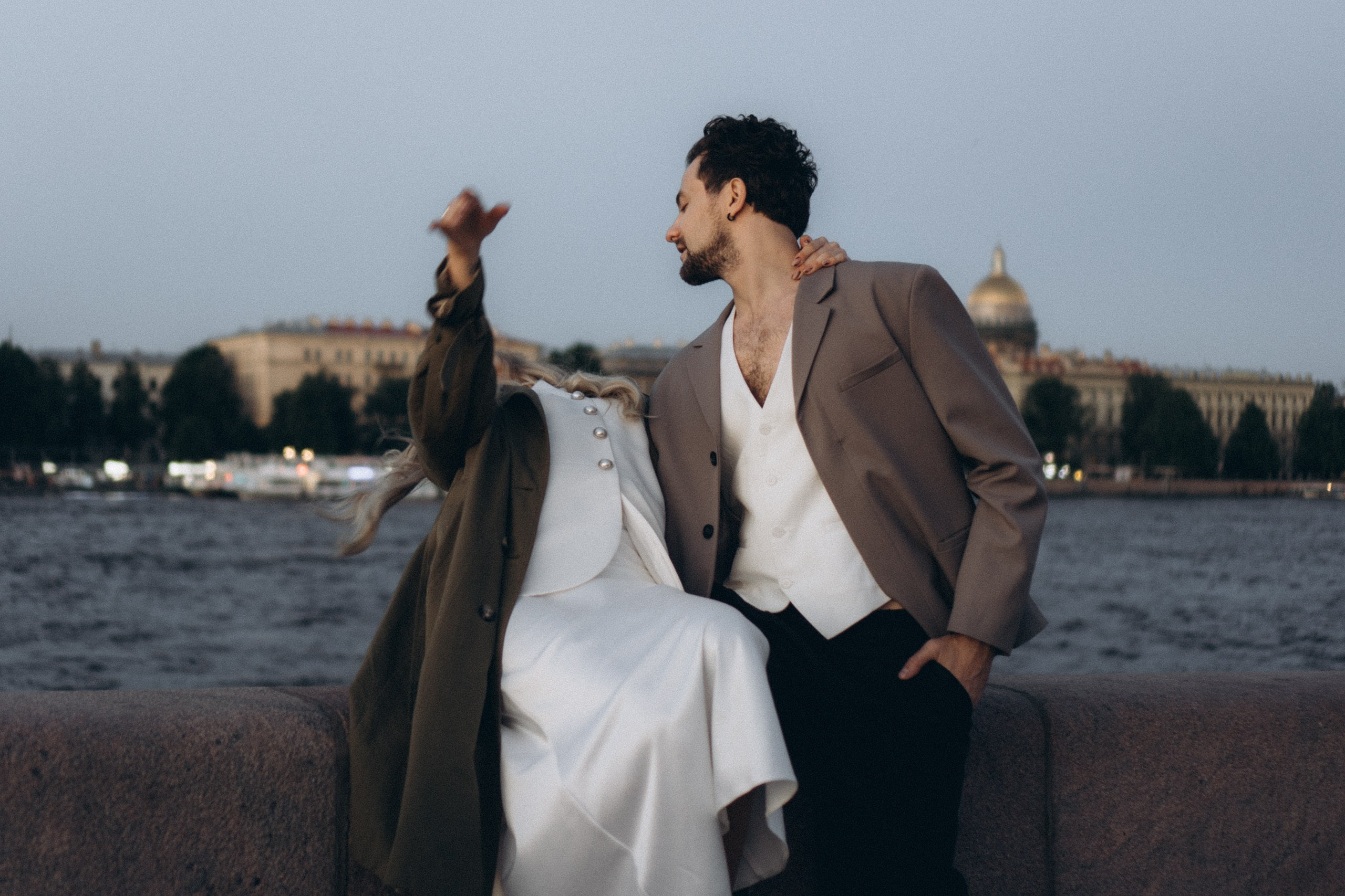 СВАДЕБНАЯ СЬЕМКА ПАРЫ НА РАССВЕТЕ В БЕЛЫЕ НОЧИ И ПРОГУЛКА С РАЗВОДНЫМИ МОСТАМИ И ПИКНИК ВОЗЛЕ ИСАКИЕВСКОГО СОБОРА. Профессиональный фотограф, Санкт-Петербург — Виктория Богомолова