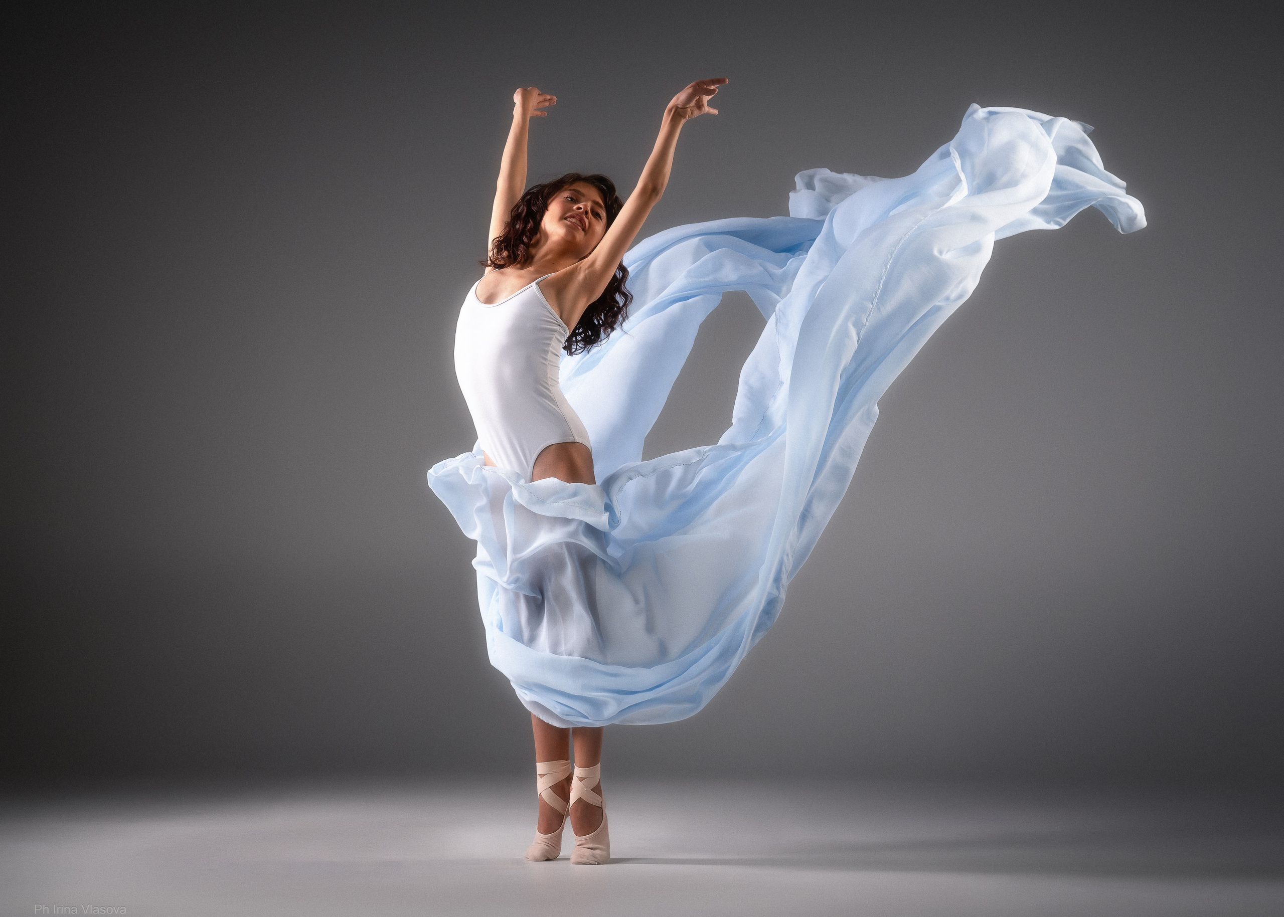 профессиональная фотосесия для гимнастки с летящими тканями новосибирск