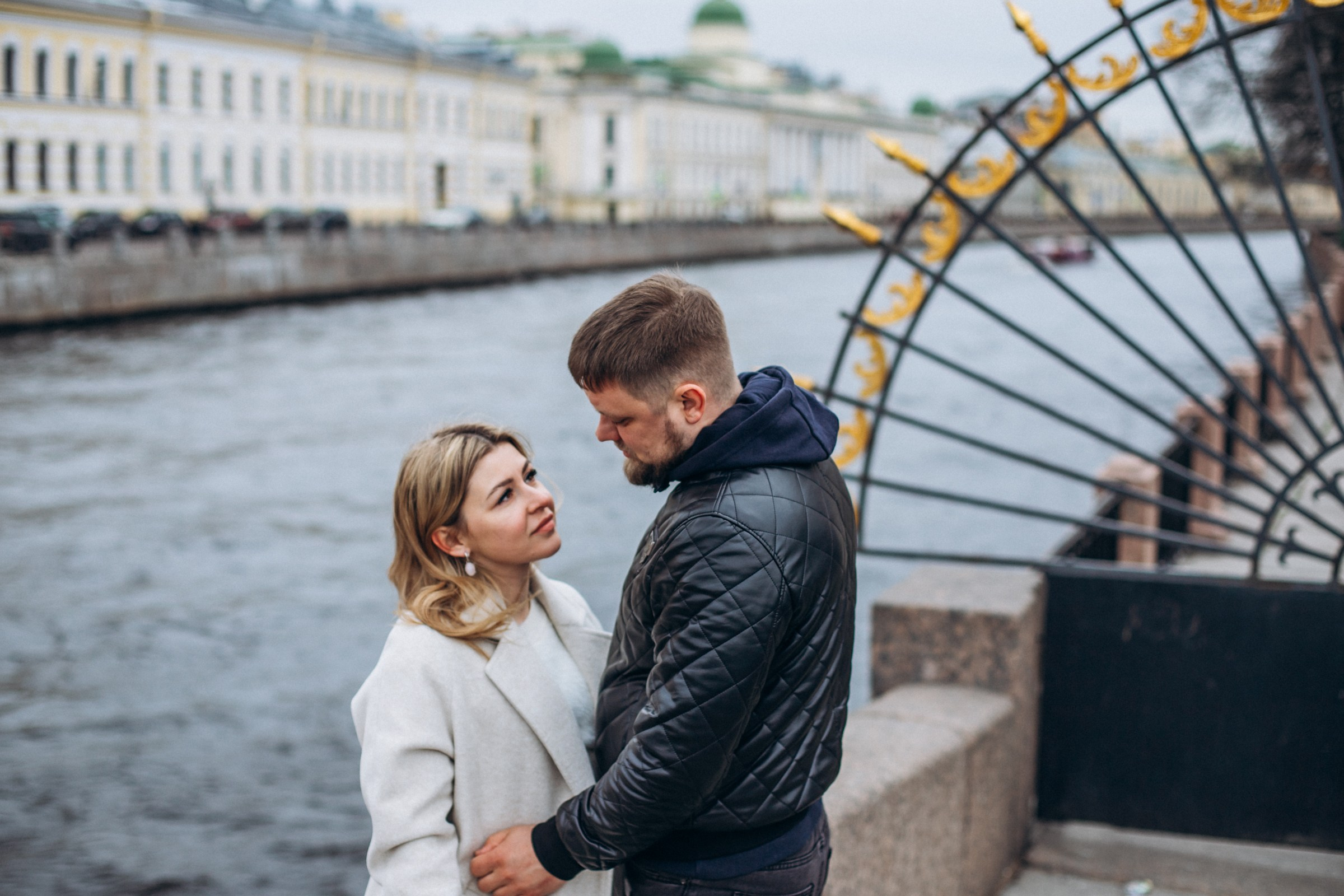 Максим и Юлия в апреле. Фотопрогулка в Петербурге. Индивидуальный и семейный фотограф в Санкт-Петербурге