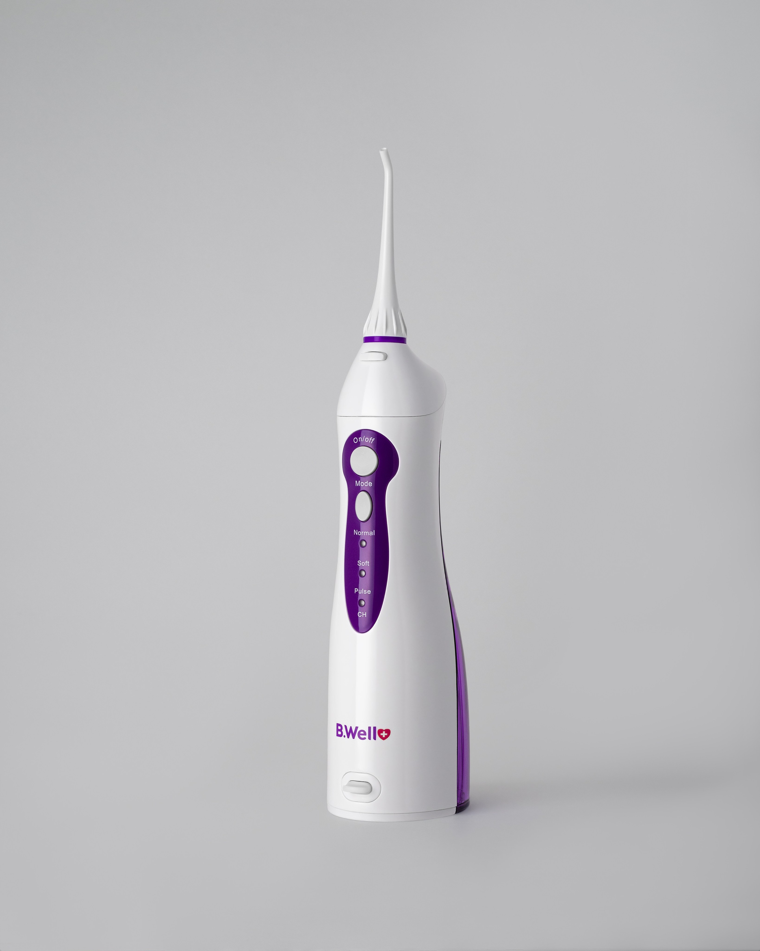 Рекламная фотография ирригатора B.Well на белом фоне.