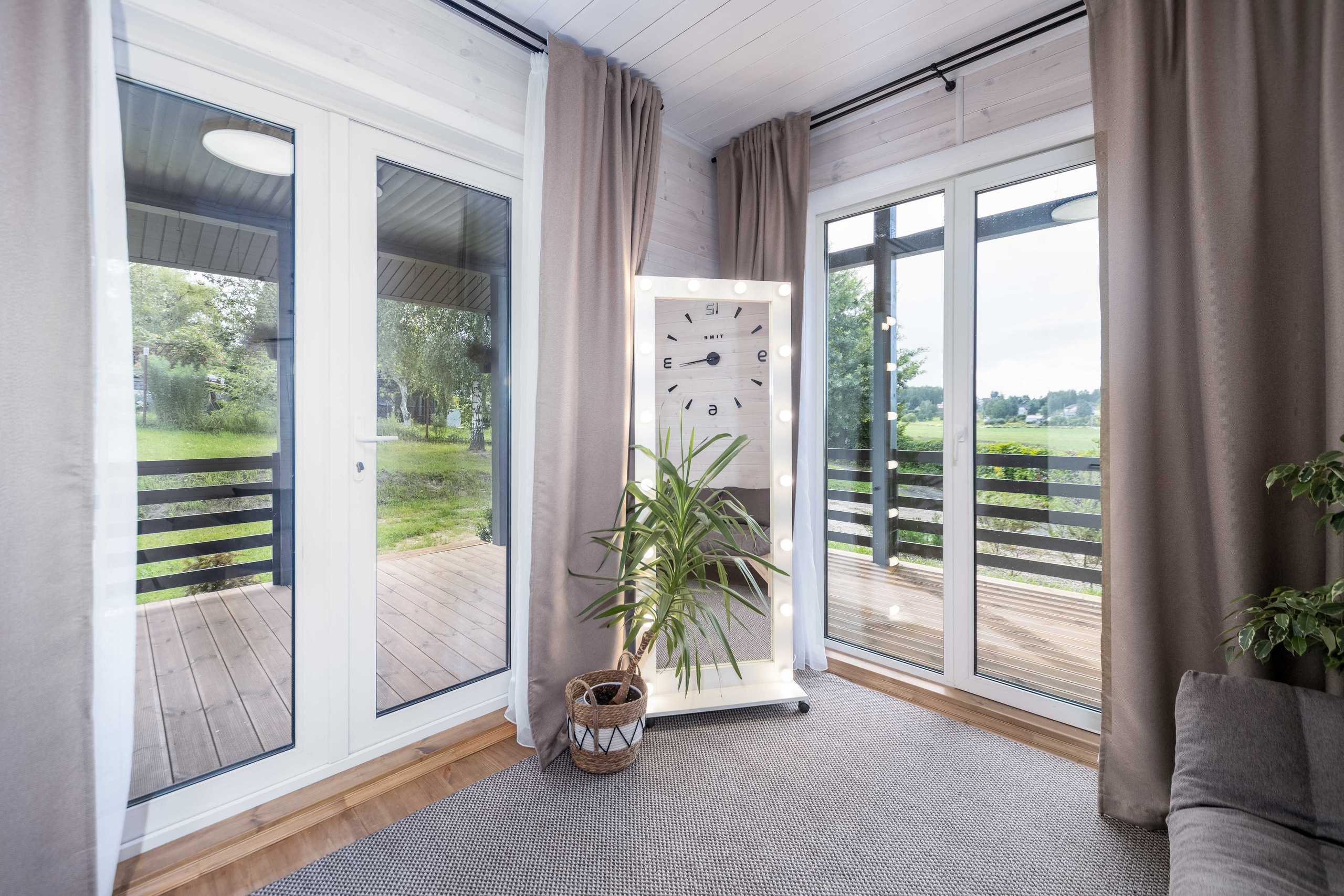 Полноростовое зеркало и панорамные окна в частном жилом доме под Минском