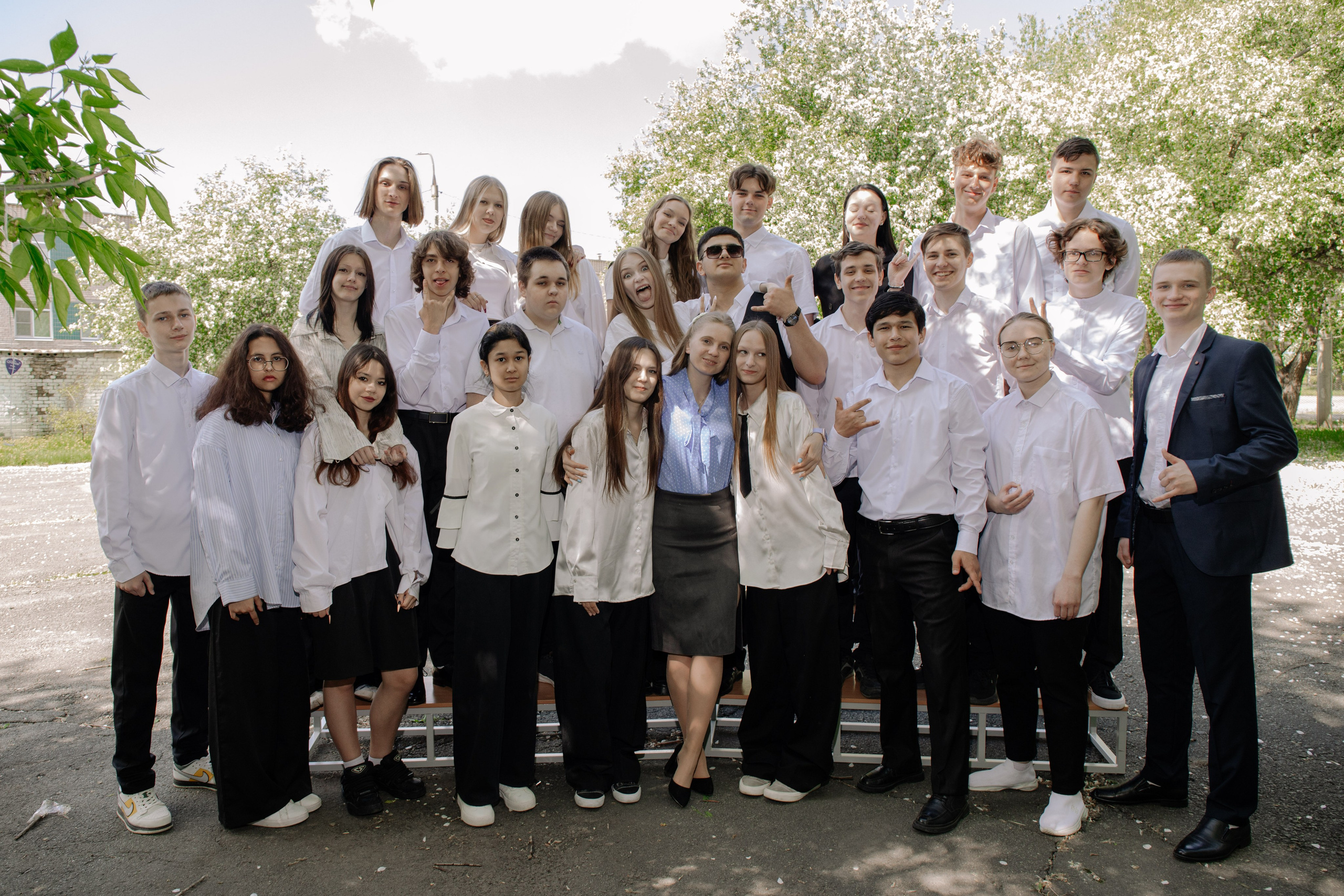 9 класс в яблонях. Фотограф Елена Балакина (Челябинск)