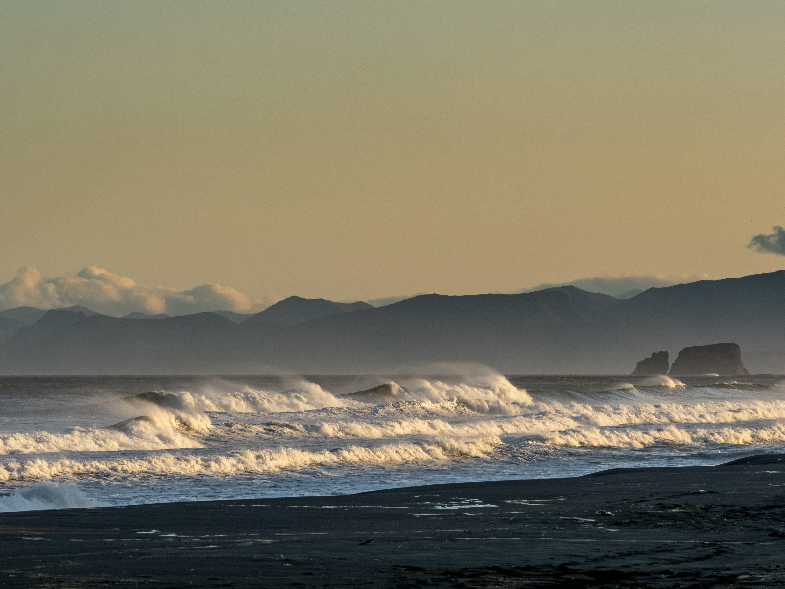 Камчатка на выходные, пляж, вулкан Горелый, рассвет на Авачинской бухте. Творческие сьемки