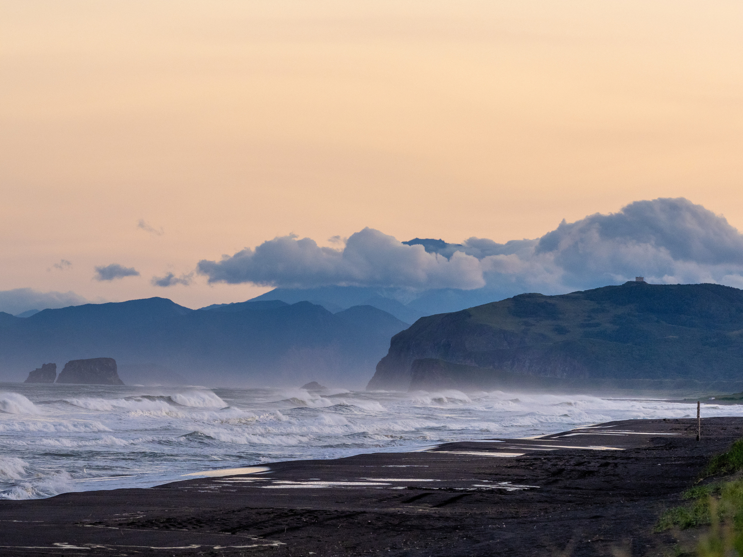 Камчатка на выходные, пляж, вулкан Горелый, рассвет на Авачинской бухте. Творческие сьемки