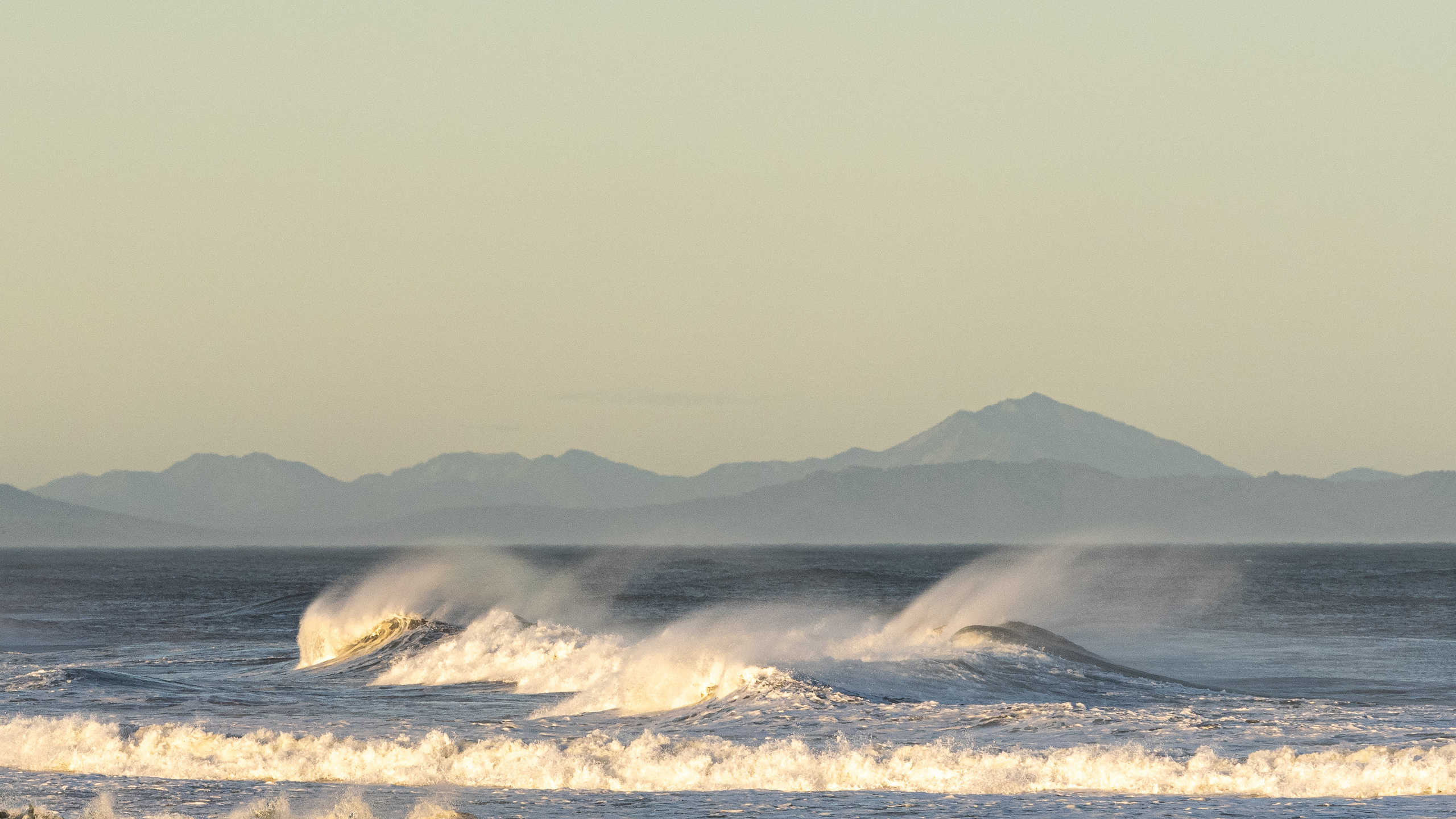Камчатка на выходные, пляж, вулкан Горелый, рассвет на Авачинской бухте. Творческие сьемки