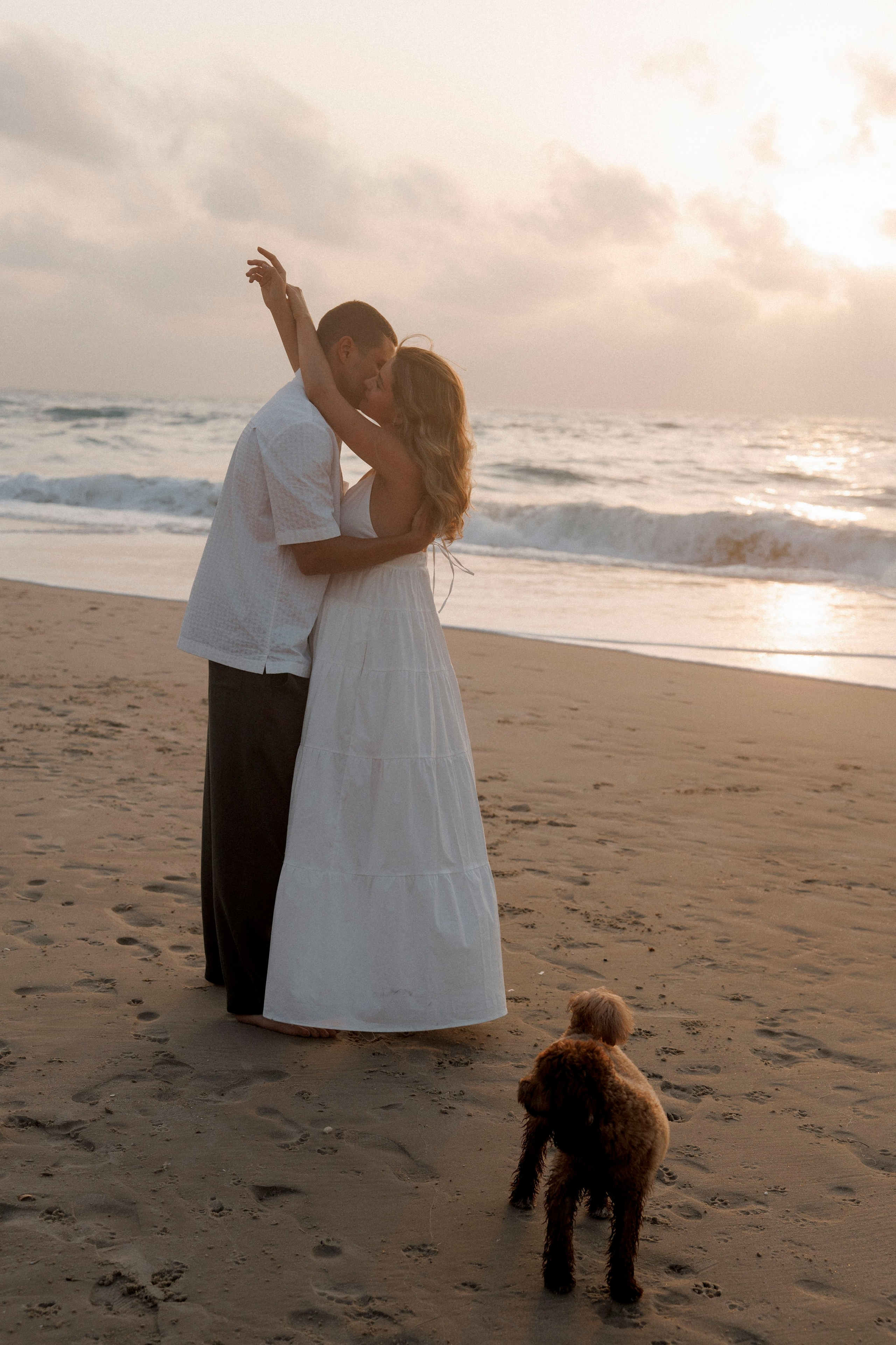 Pregnancy photoshoot near the sea (cloudy weather). Главная