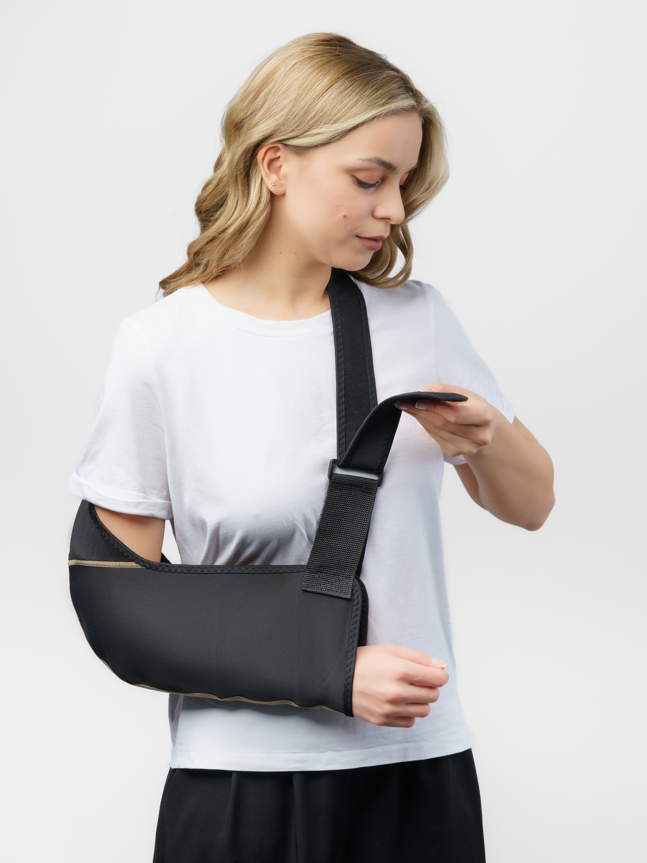 Бандаж-косынка, модель Анна. KED Production — продакшн из СПб. Создаём фото, видео и контент, который помогает брендам и селлерам продавать больше