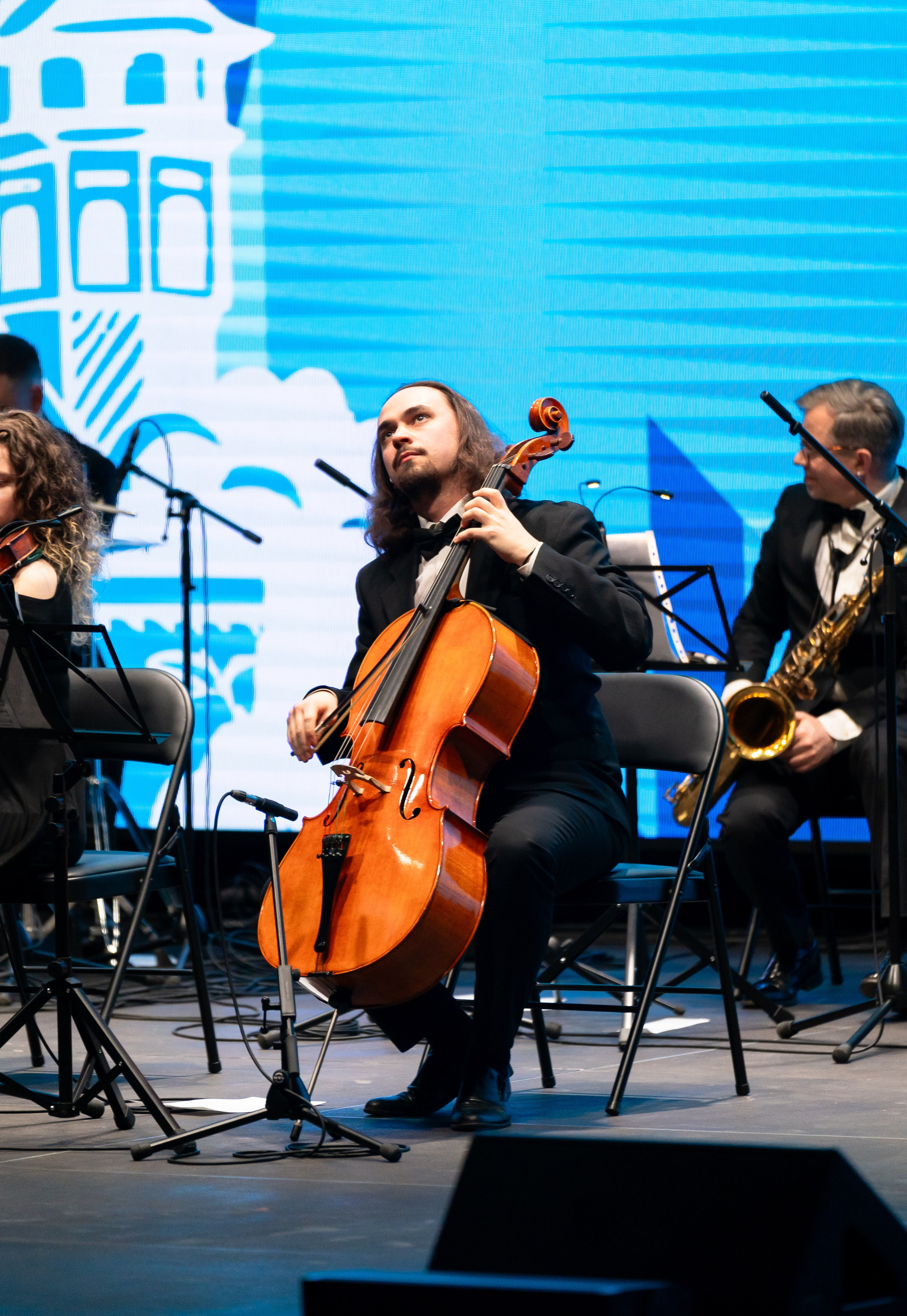 Виолончелист во время выступления на Дне местного самоуправления Санкт-Петербург. Концерт в честь праздника местного самоуправления. Фото Евгения Мальцева.