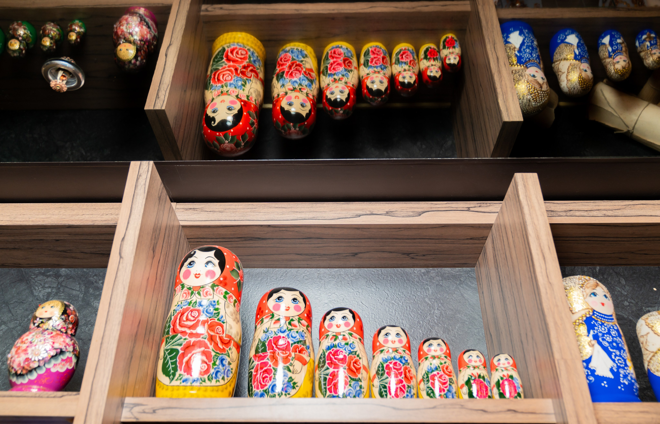 Коллекция русских матрёшек в интерьере Radisson Sonya Hotel St. Petersburg. Фото Евгения Мальцева.