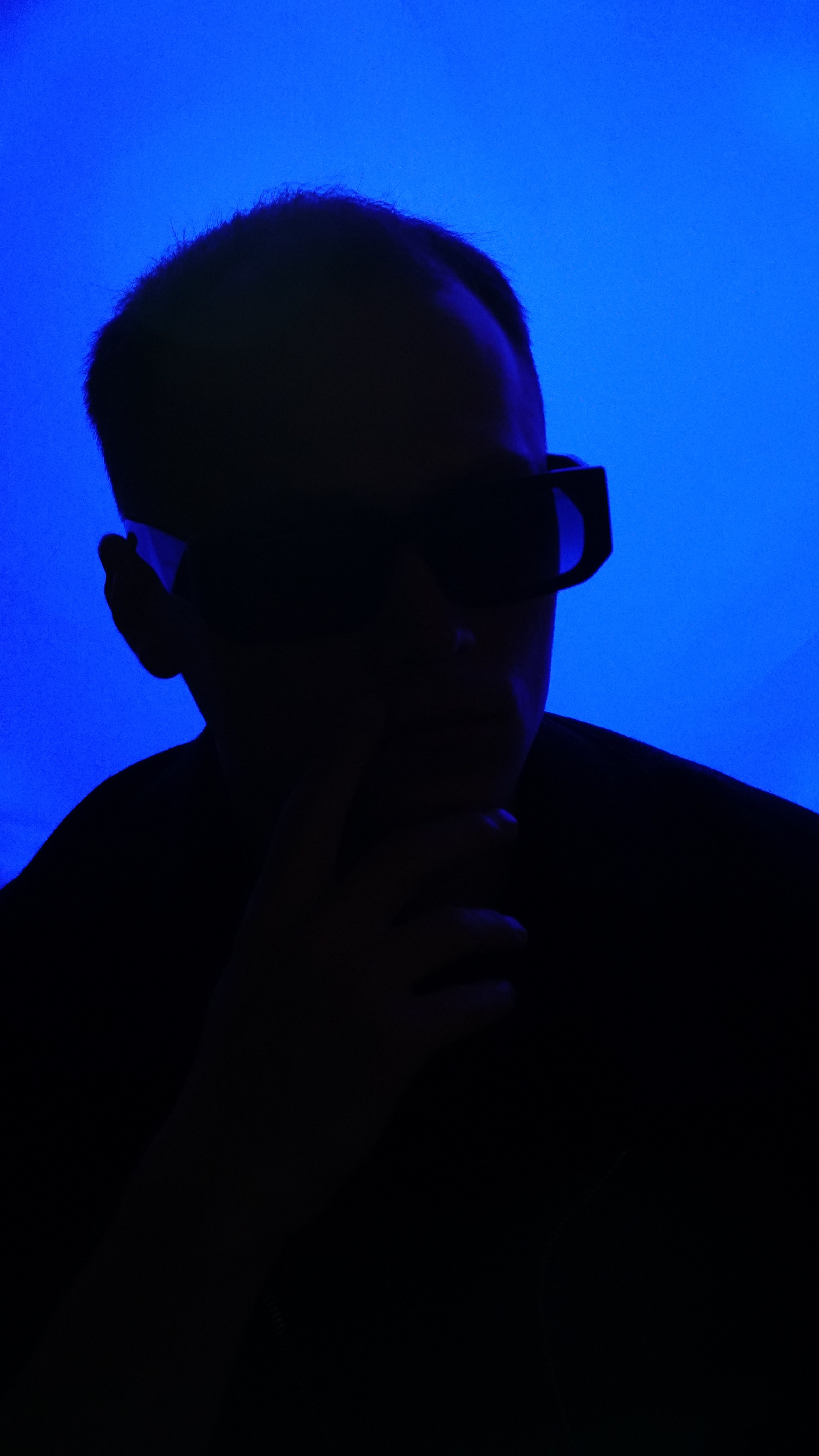 Мужской портрет. Контакты