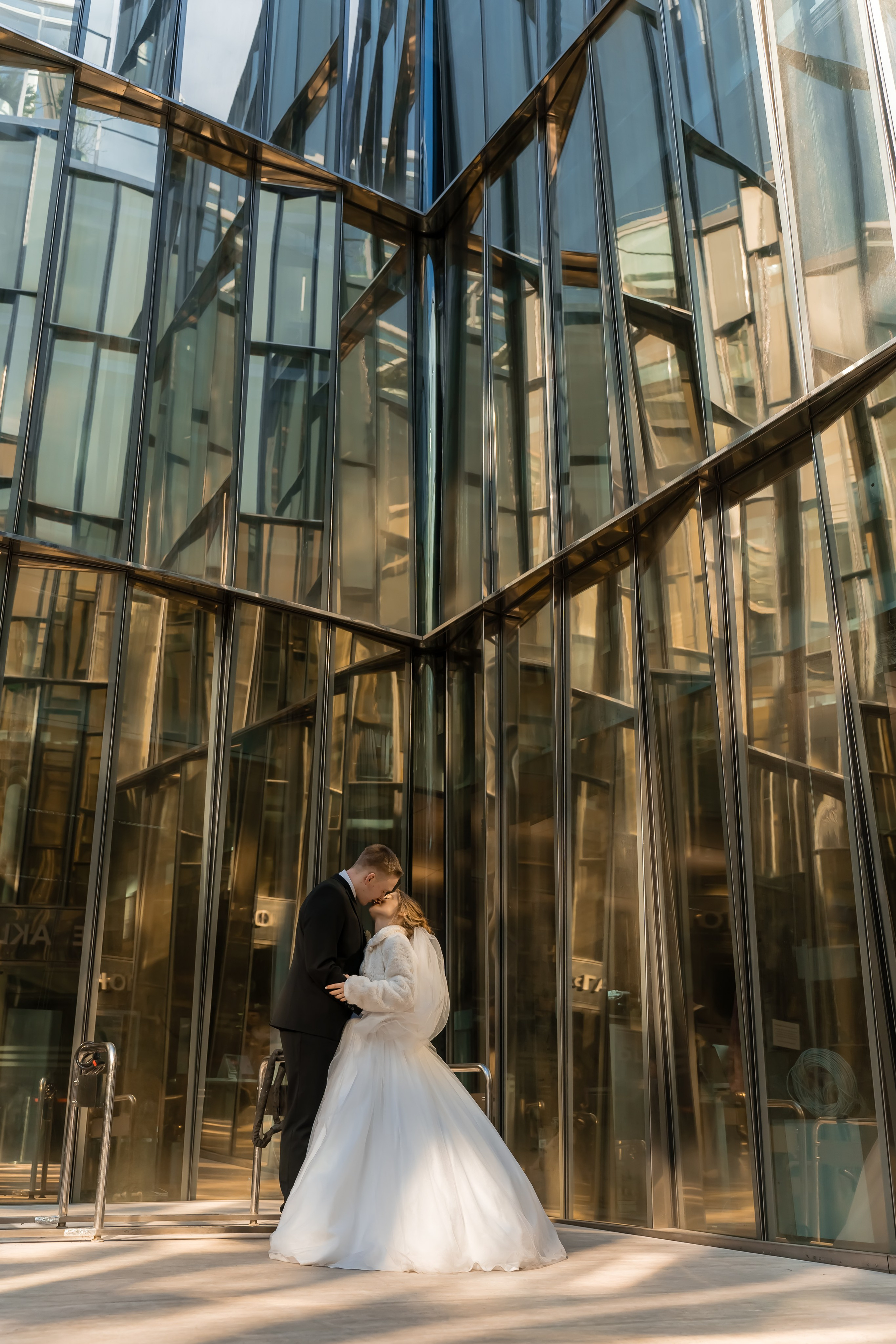 Заказывайте свадебную фотосессию у нас и создайте потрясающие воспоминания о вашем счастливом дне!