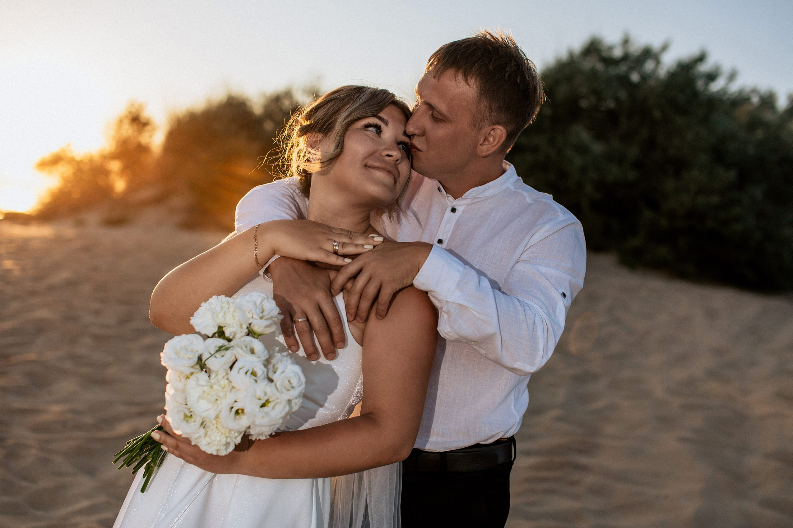 Свадебная фотосъемка «без галстуков» в песках Джемете