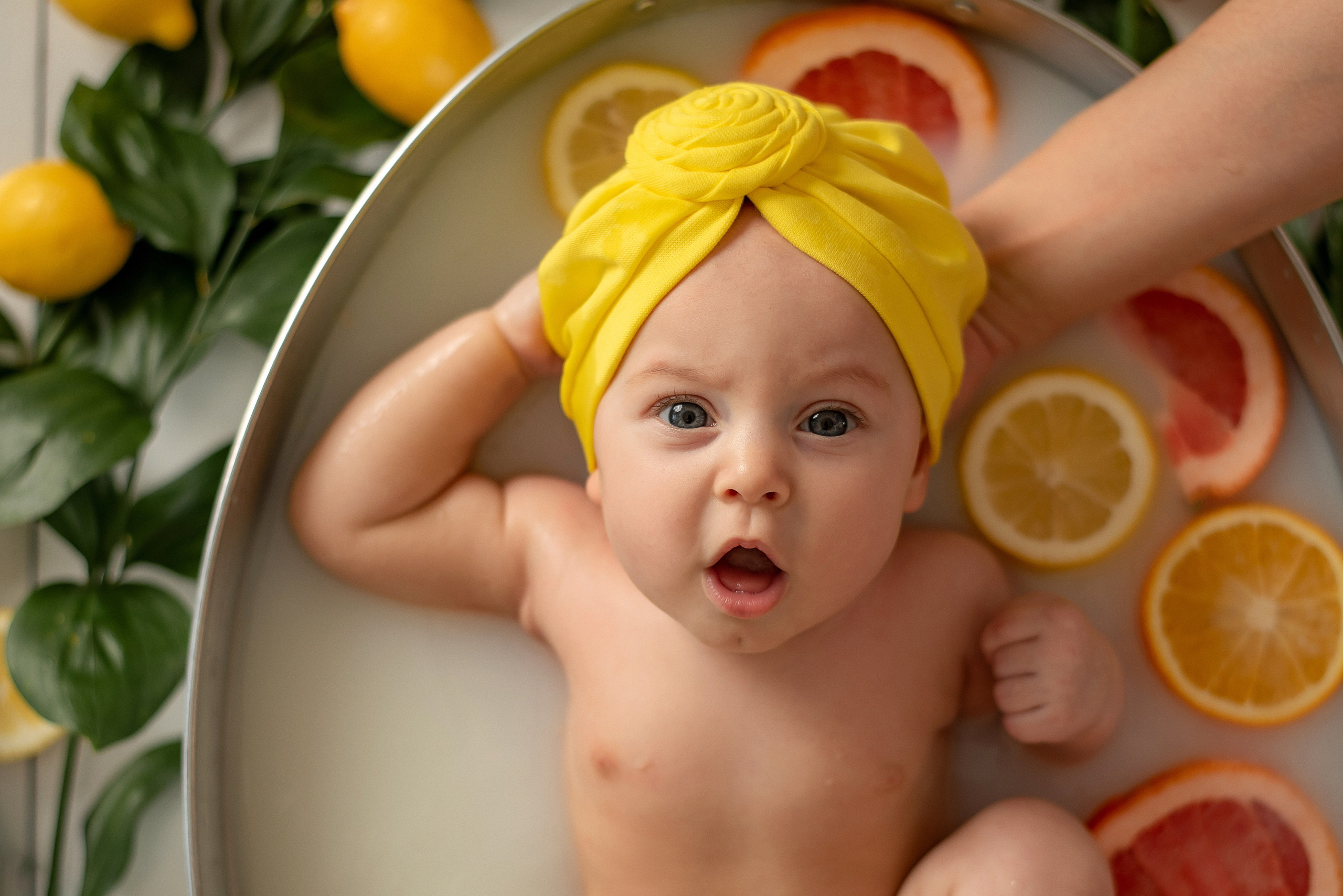 Верочка — купание в молочной ванне. Семейный и детский фотограф Наталья Горда