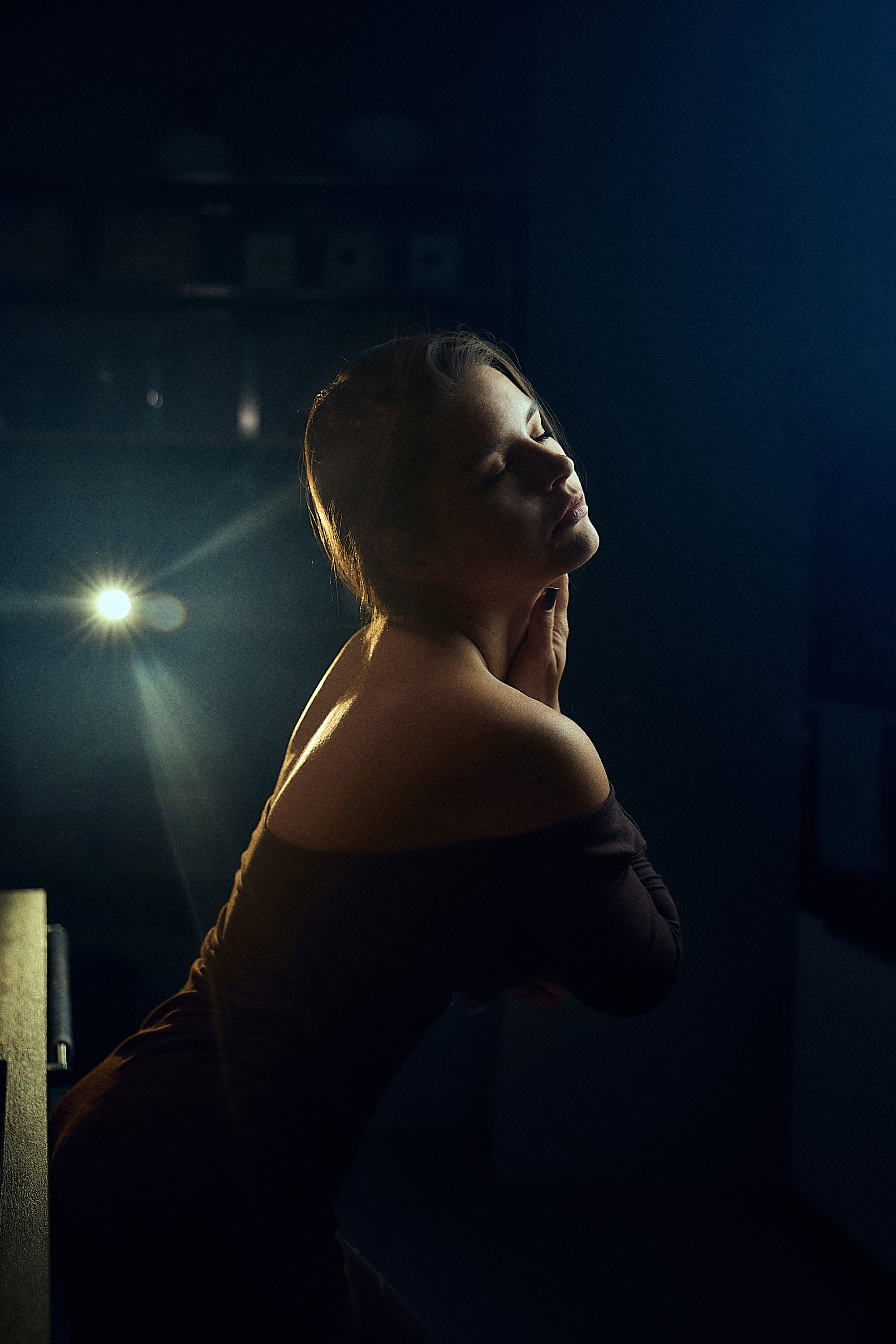 Portrait women’s photo session at the Photo Studio. Professional photographer in Sochi Victoria Joy. Teaching Photography