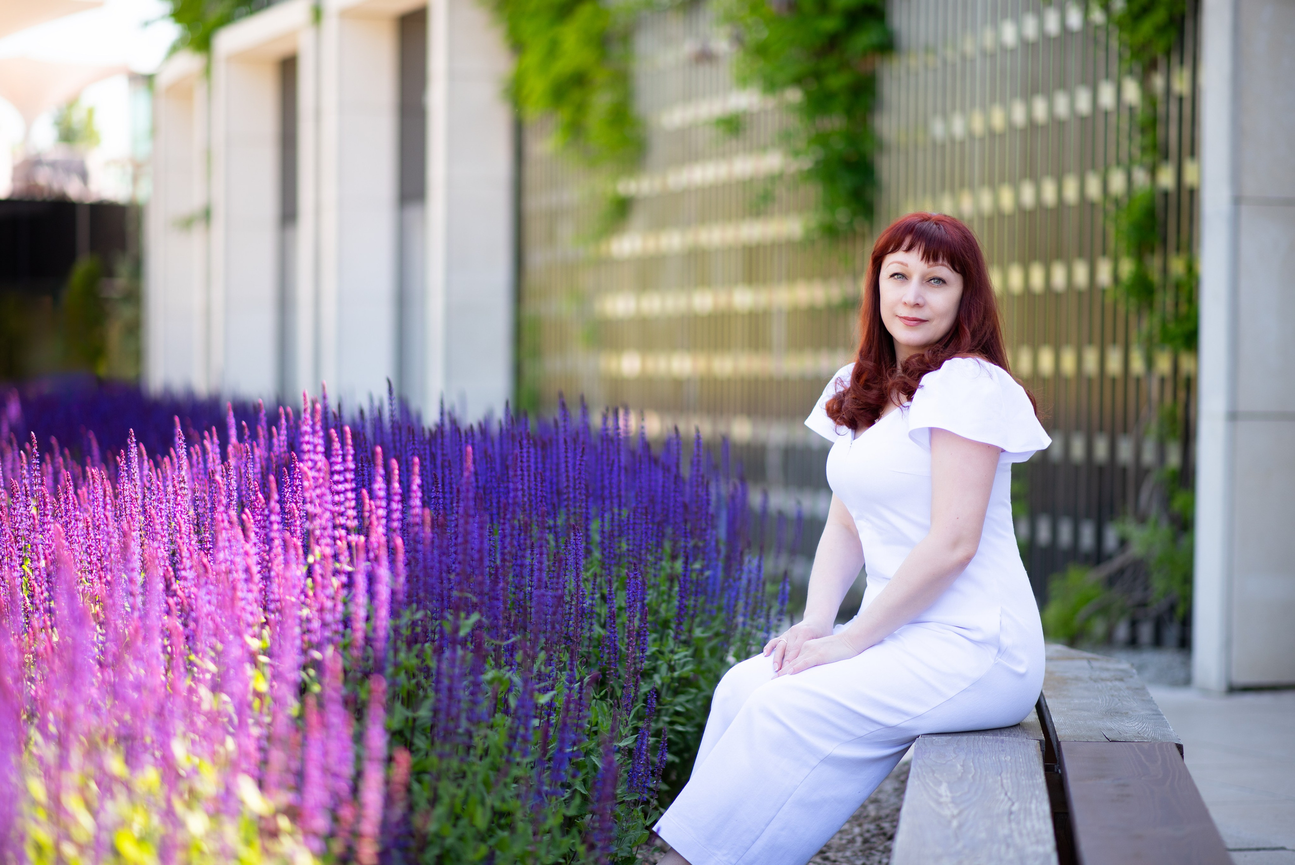 Людмила с шалфеем в парке Галицкого. Фотограф в Краснодаре Анна Карелина