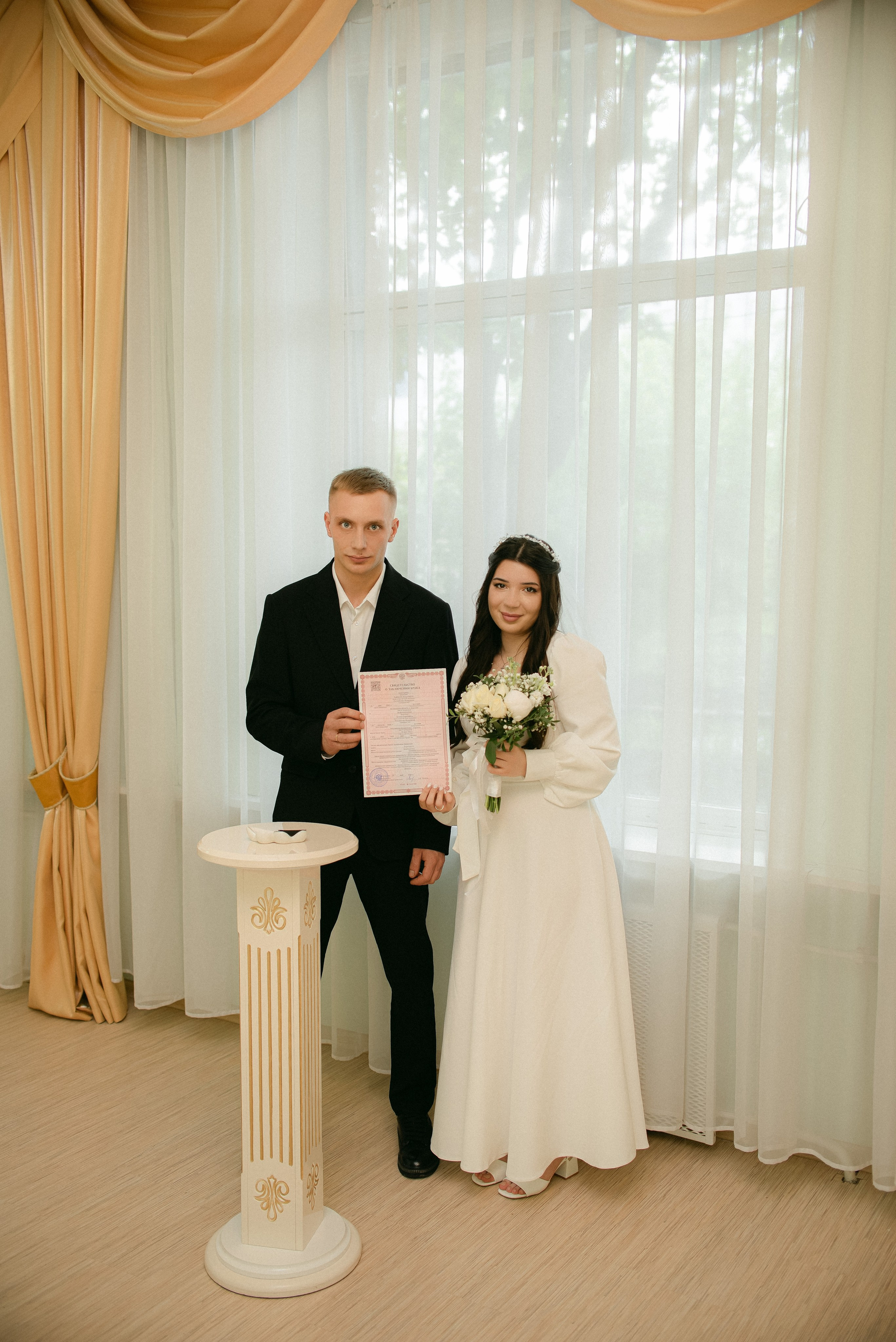 Молодожены показывают свидетельство о заключении брака в Щёлковском ЗАГСе