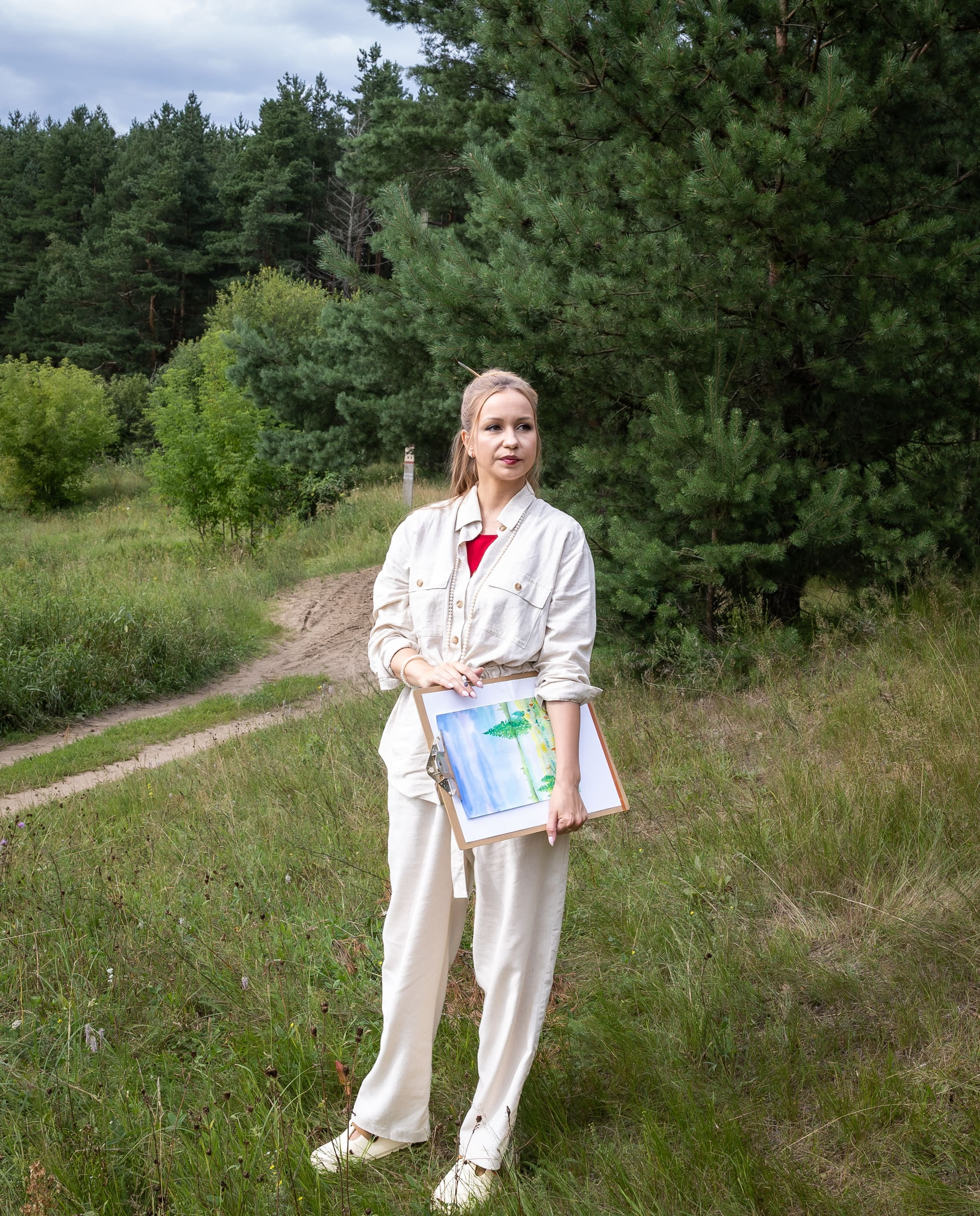 Портрет художницы с кистью и планшетом для рисования, фотограф Карасёва Елена