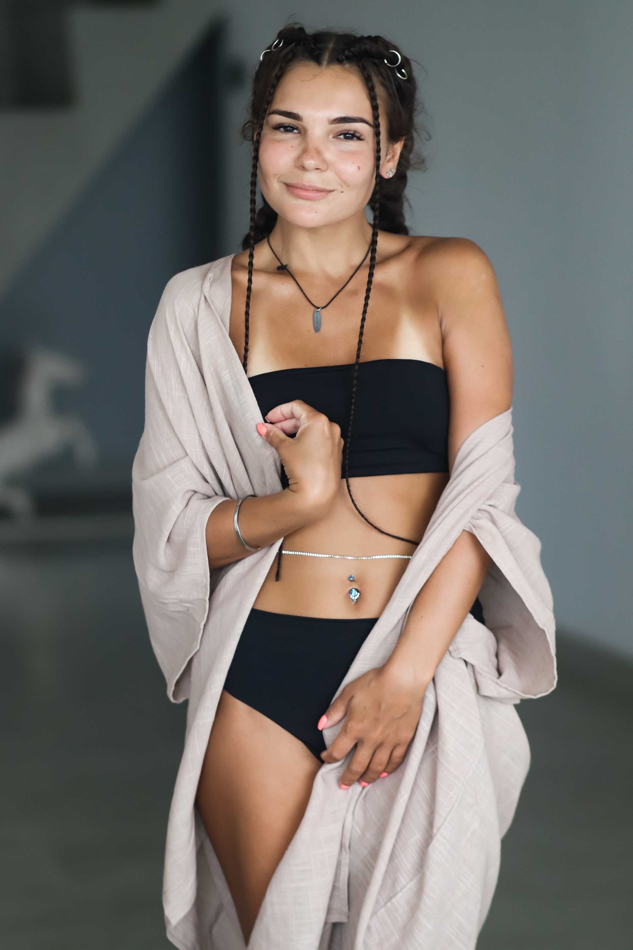 Коллекция купальников бикини. Фотограф на Шри-Ланке