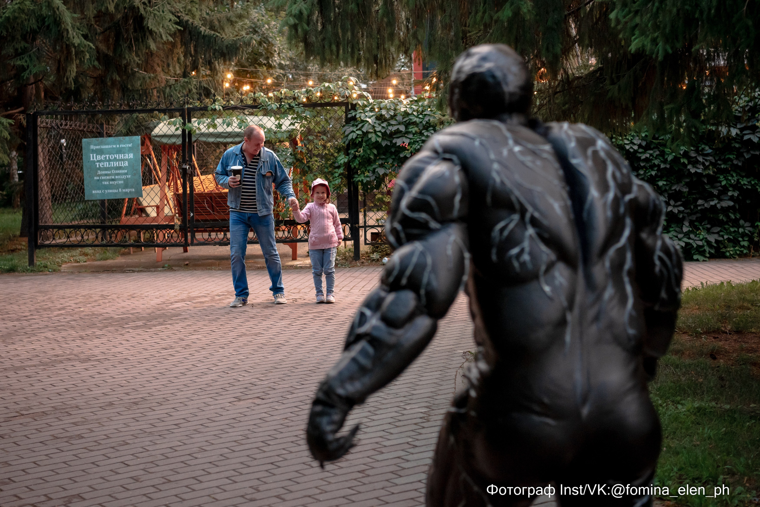 Человек паук и Веном в метро ЕКБ. Фомина Елена Свадебный и семейный фотограф