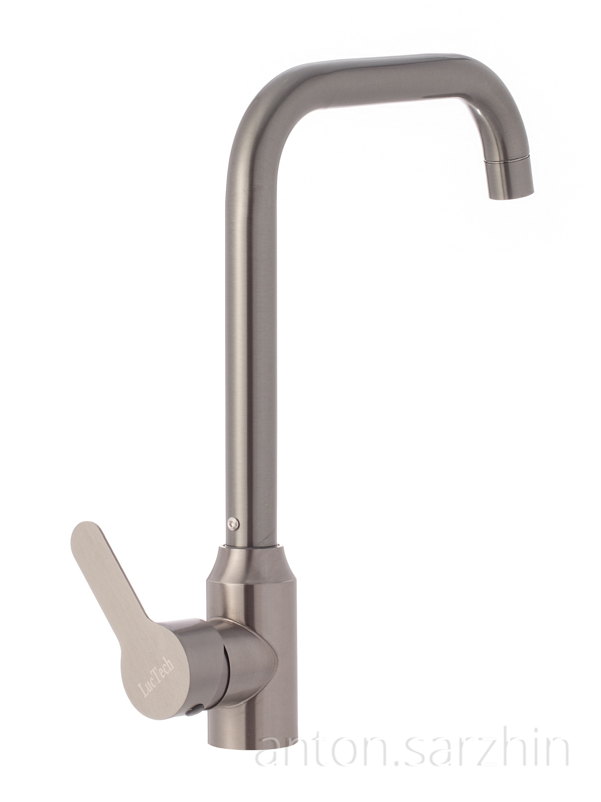 Смеситель кухонный для раковины на белом фоне