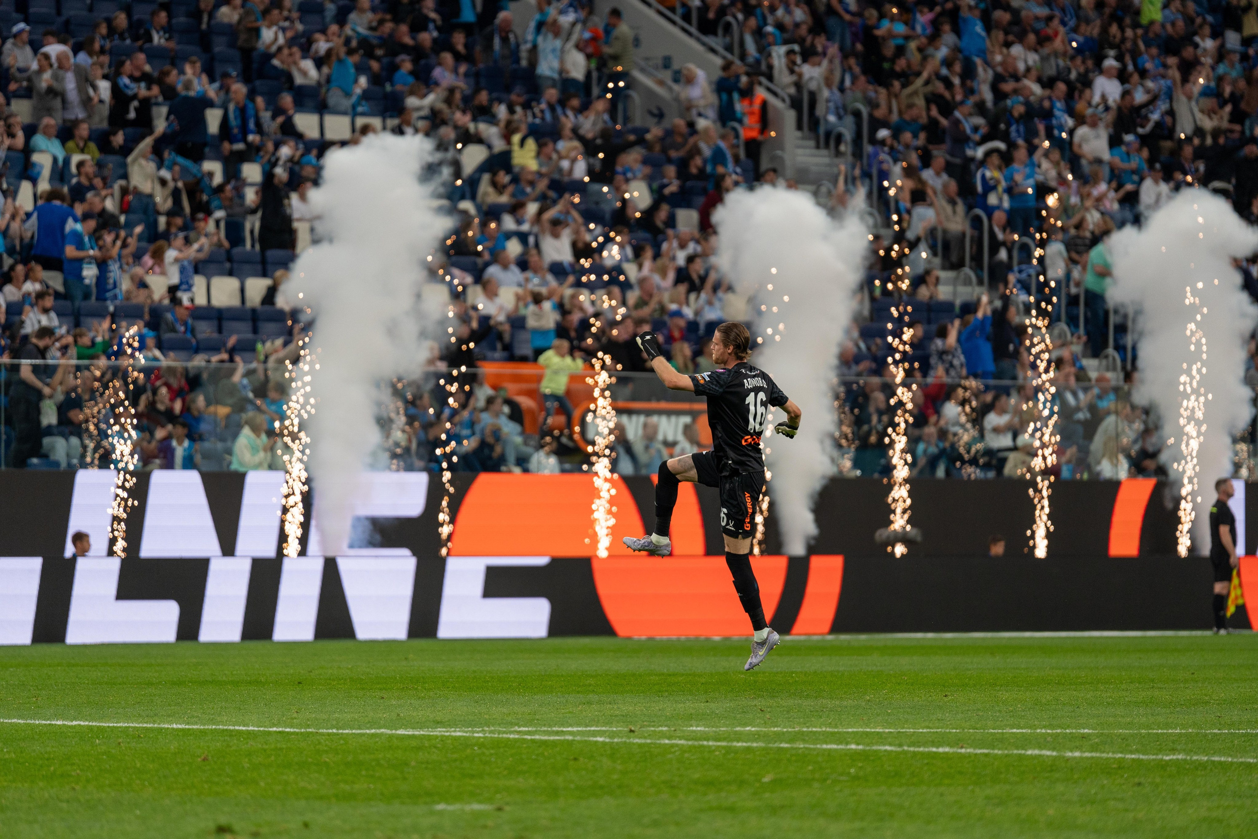 Вратарь «Зенита» прыгает от радости на Газпром Арене — репортажный фотограф спорт съемка