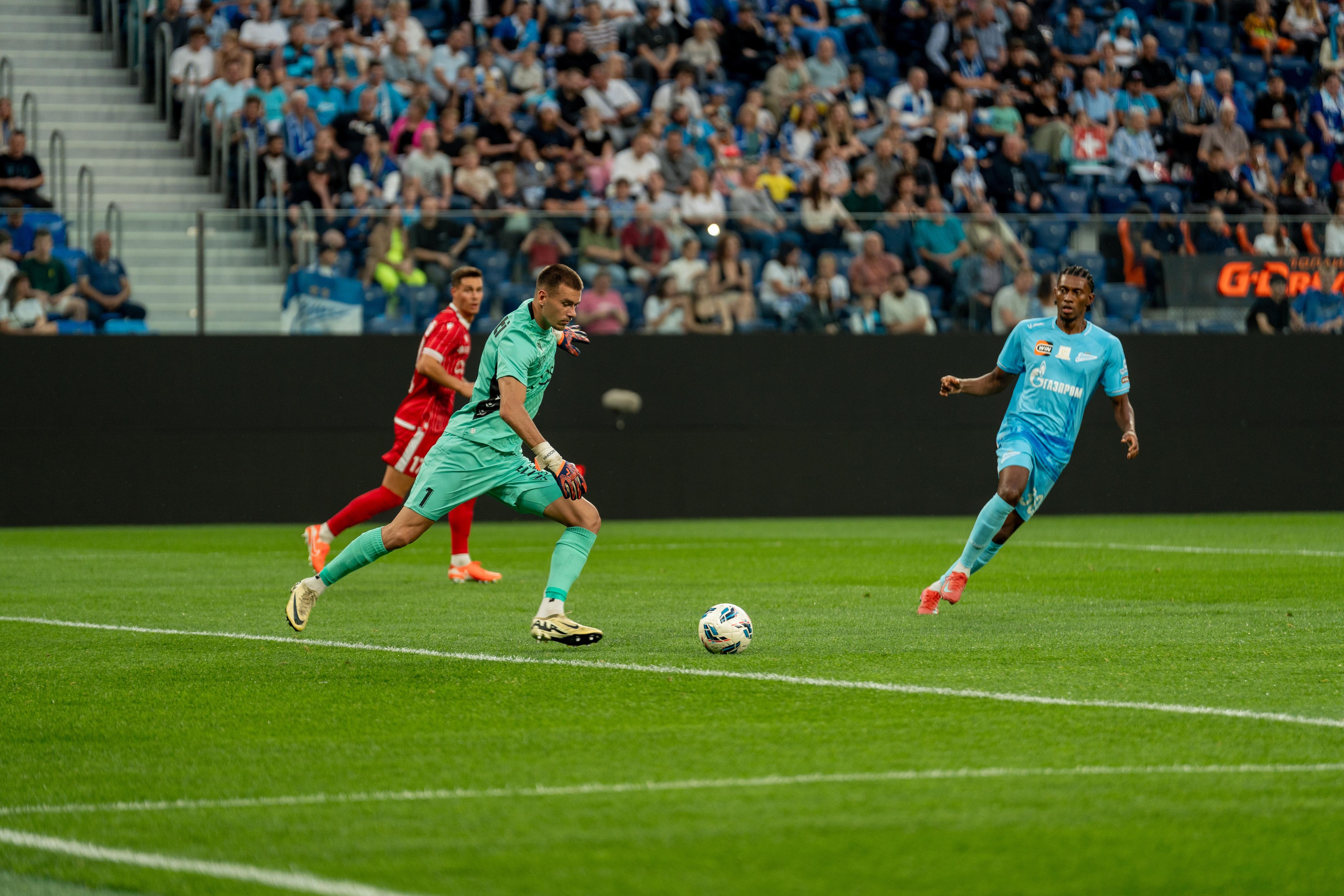 Вратарь Сьон бьёт мяч на Газпром Арене