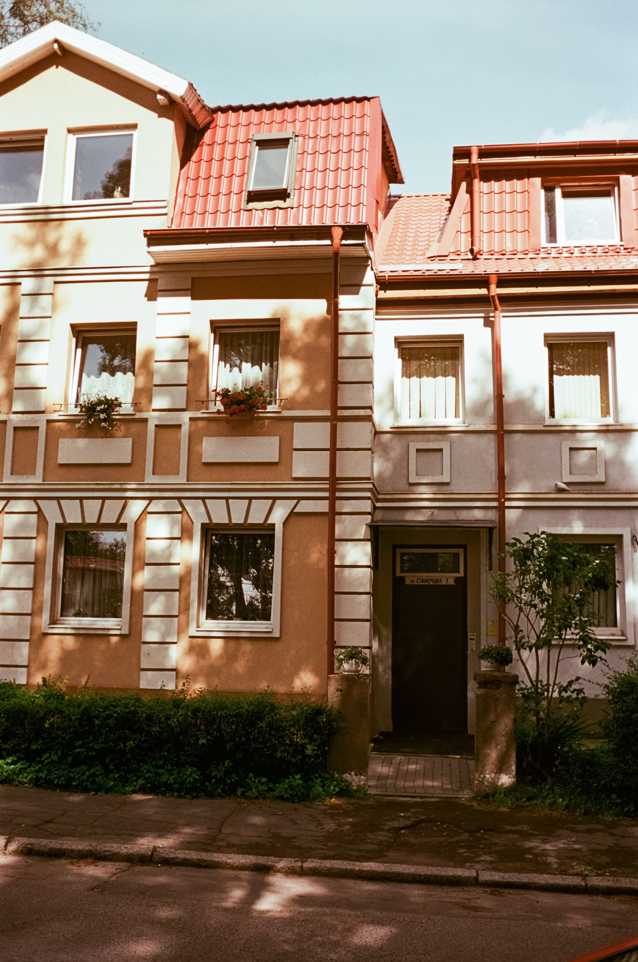 Калининград в солнечный день 7 июля 2024 года / Aerocolor IV / Minox 35GT (2)