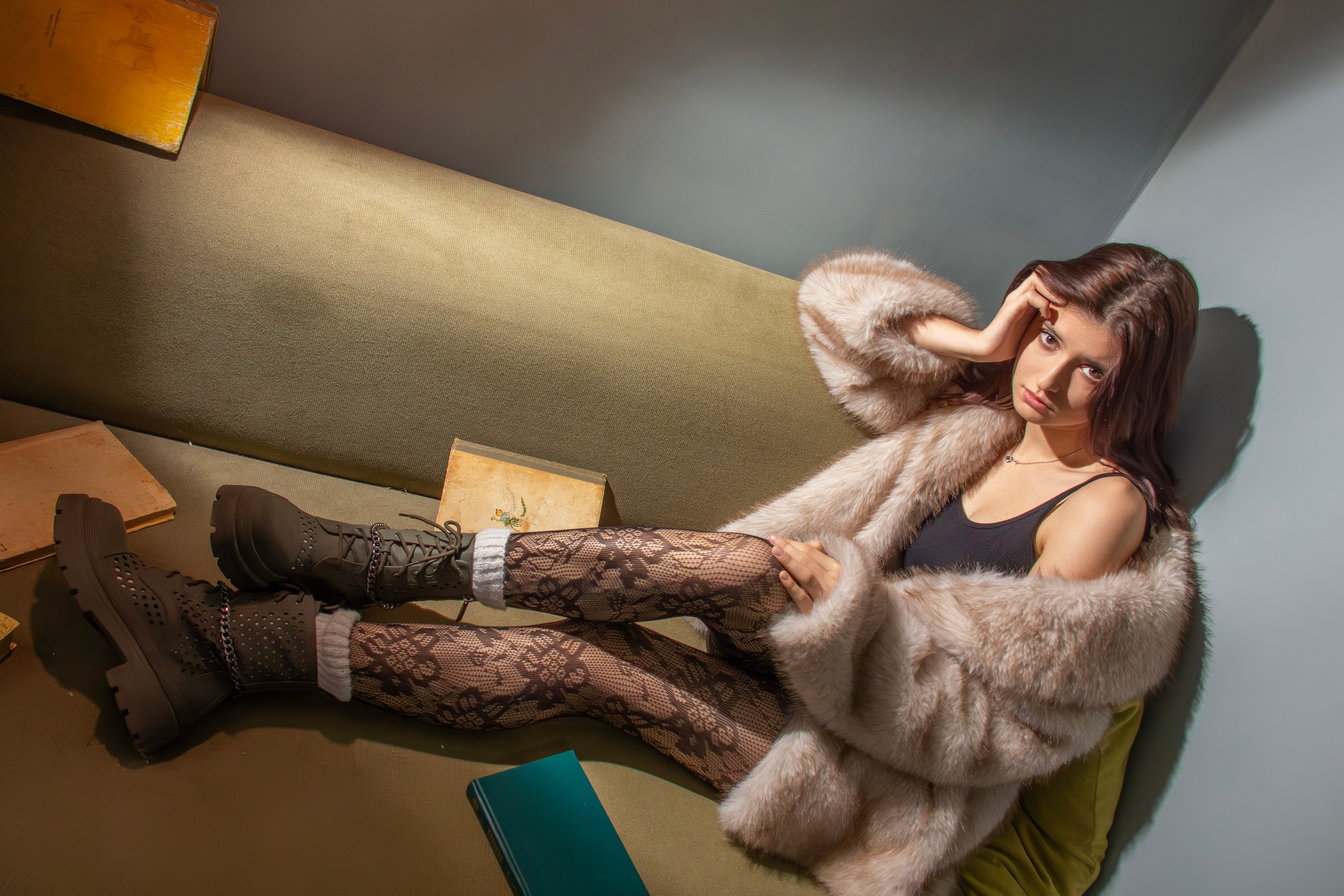 Девушка на лестнице. Главная