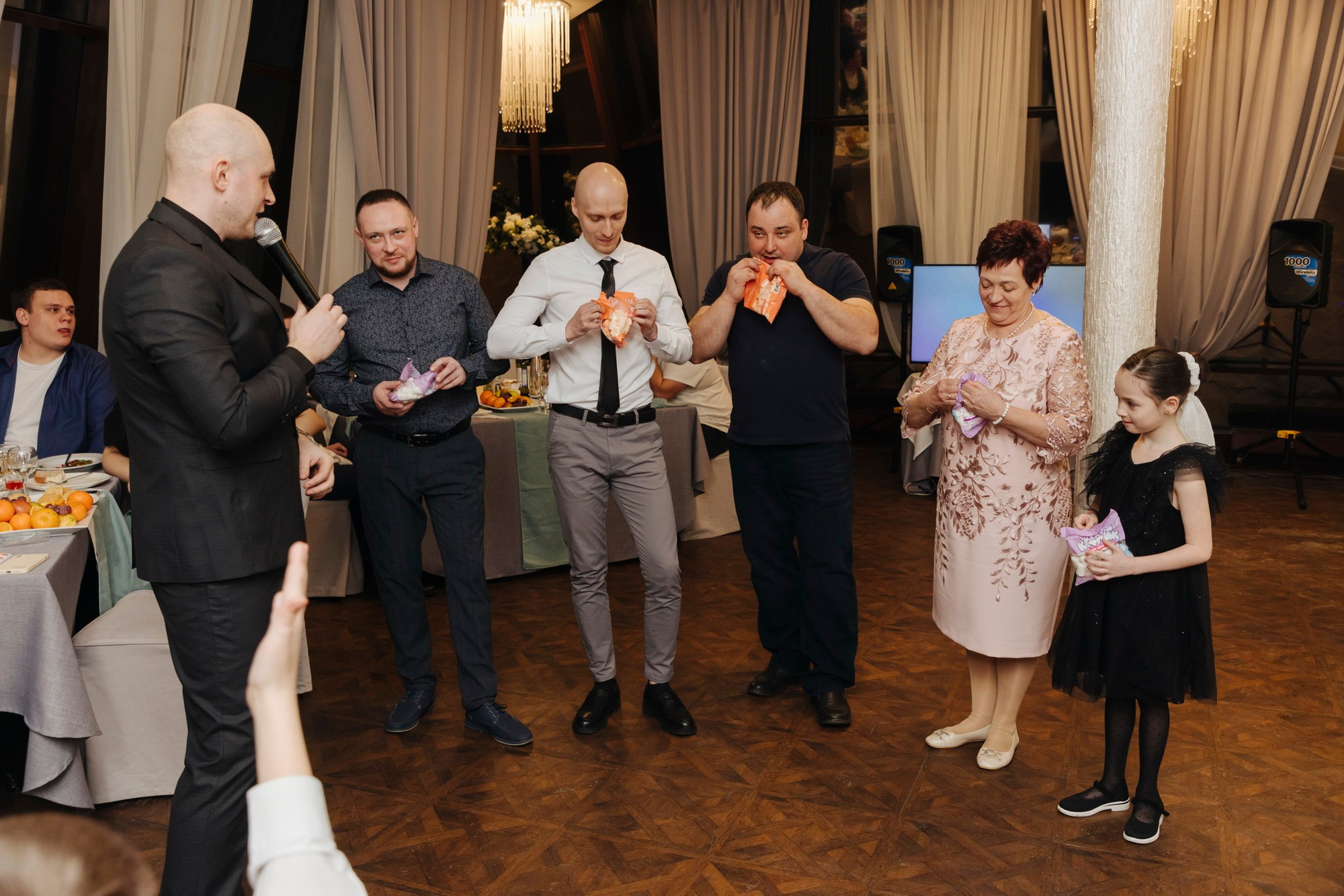 где купить свадебный букет, какой подарок подарить на свадьбу, свадебное платье где купить спб, свадебный салон, актуальные свадебные платья 2025, костюм для жениха, какой ресторан выбрать спб, отель для свадьбы