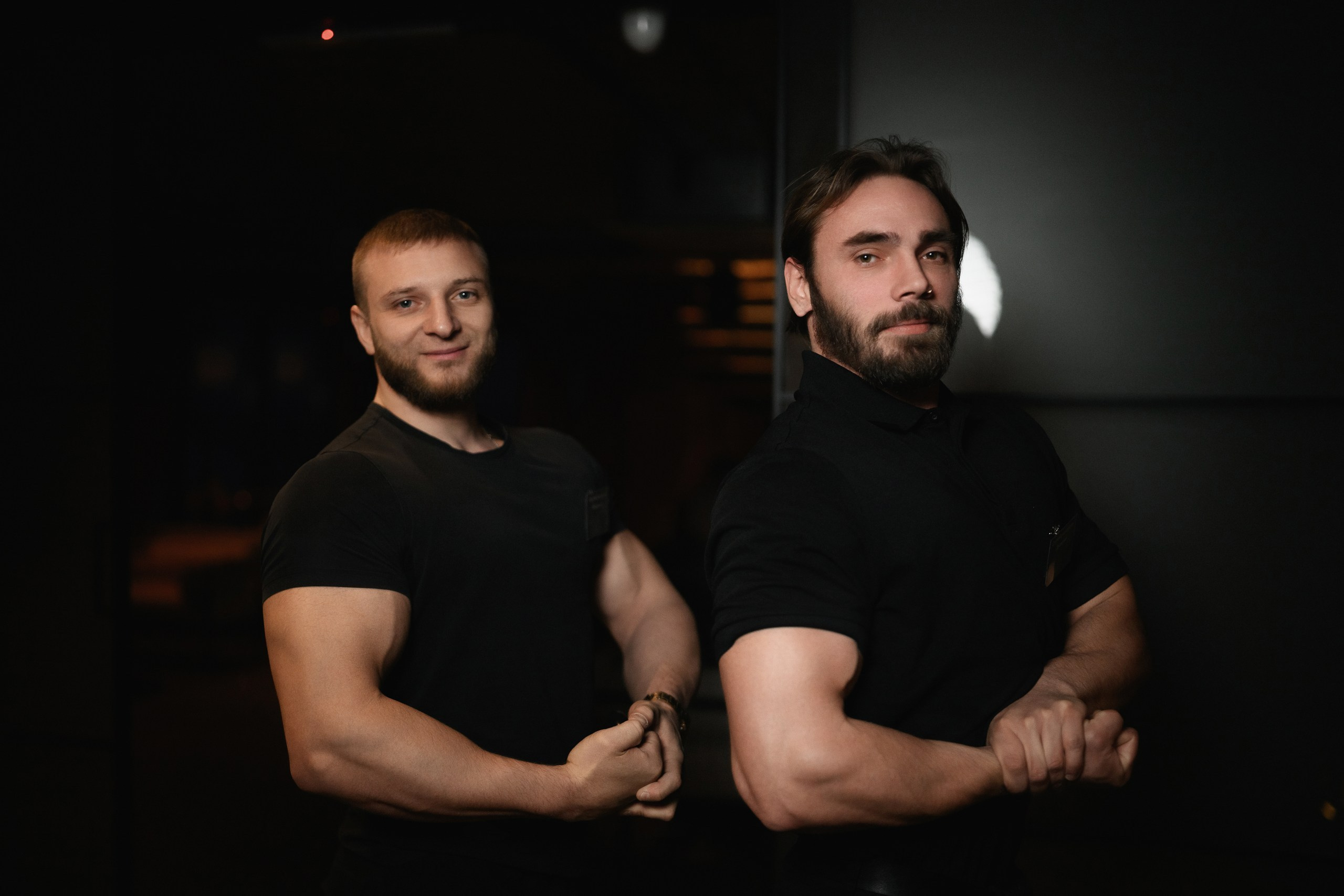 Репортажная съёмка мероприятия в ресторане: гости за столами, живая атмосфера, вечерний свет