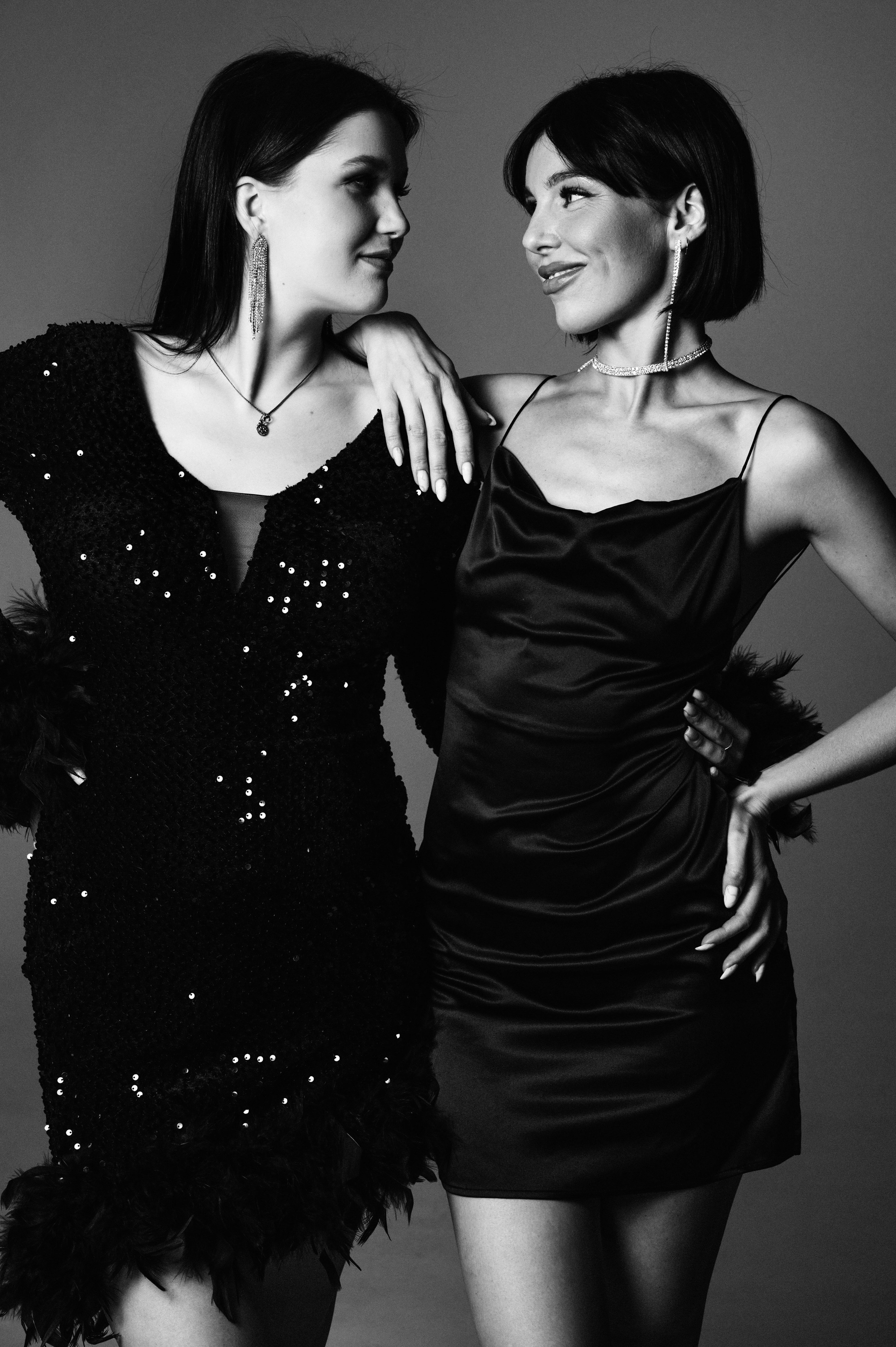 Вава с сестрой. Профессиональный фотограф беременности в СПБ. Стильные фотосессии беременности в стиле минимализм и классическая фотография