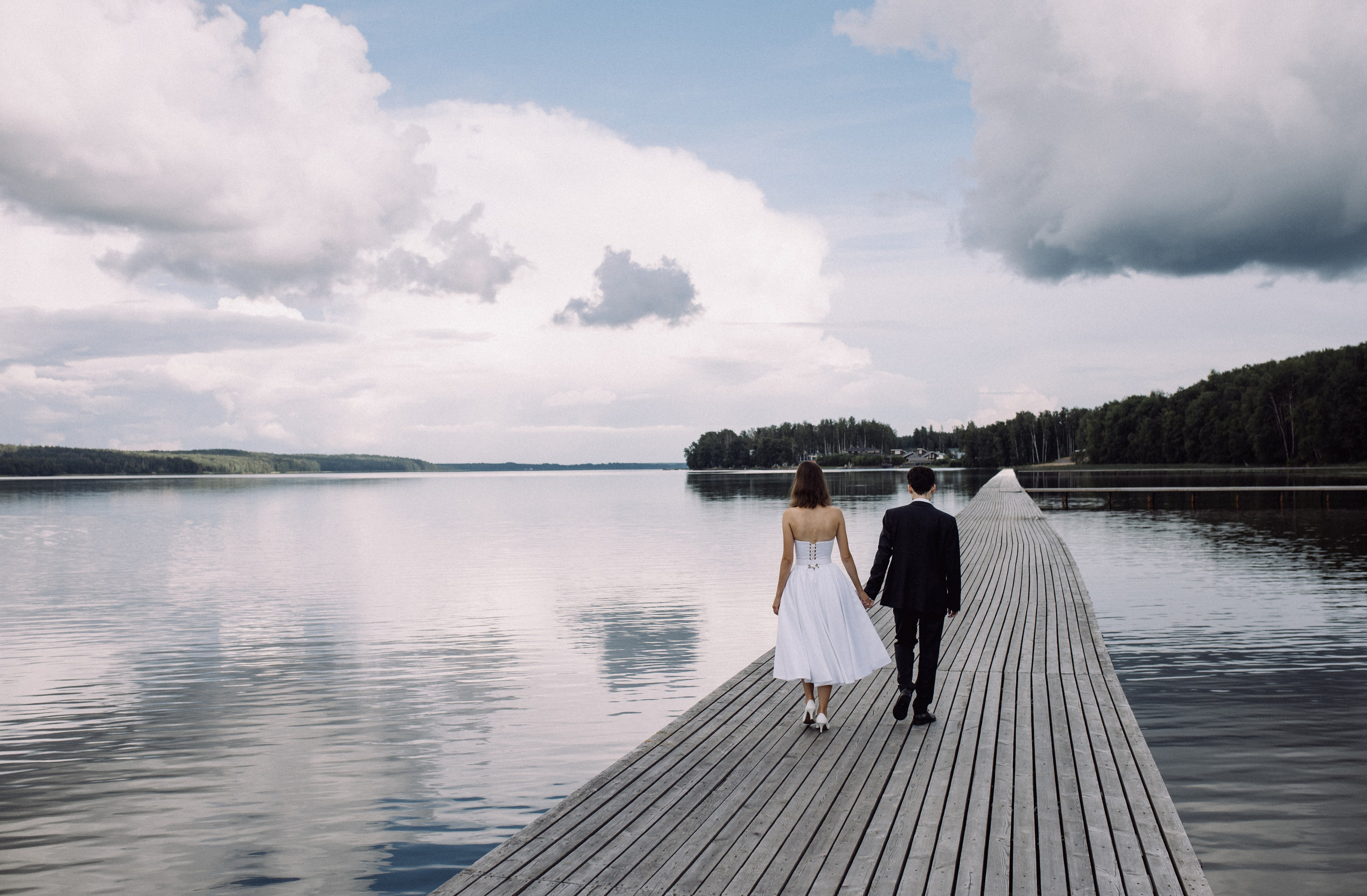 Прогулки во время свадебного банкета. Happiness is in the moments