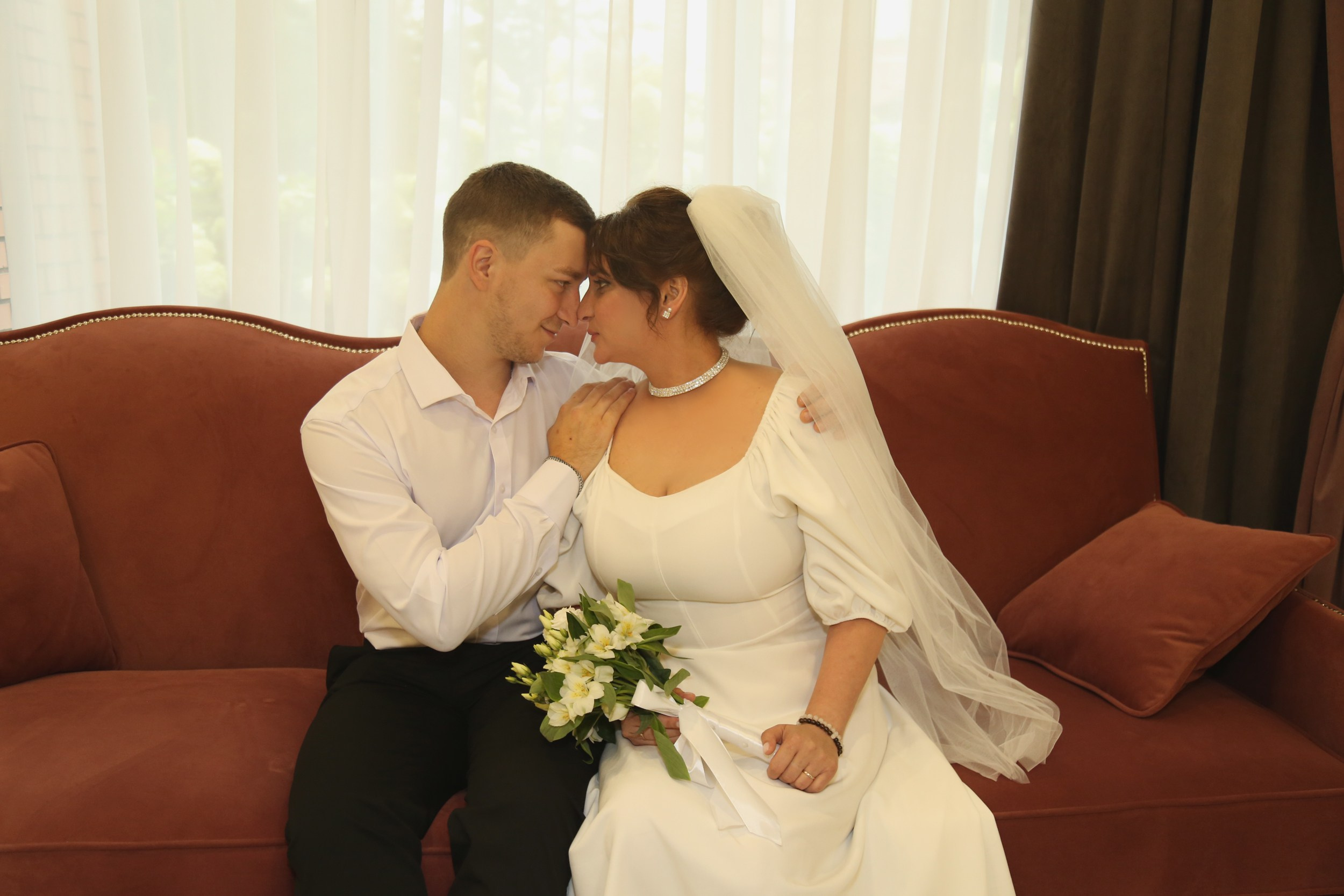 В Таганском ЗАГСе свадебная фотосессия в Москве летом для Сергея и Анастасии. Фотосессия в студии в Москве от профессионального фотографа услуги по доступным ценам