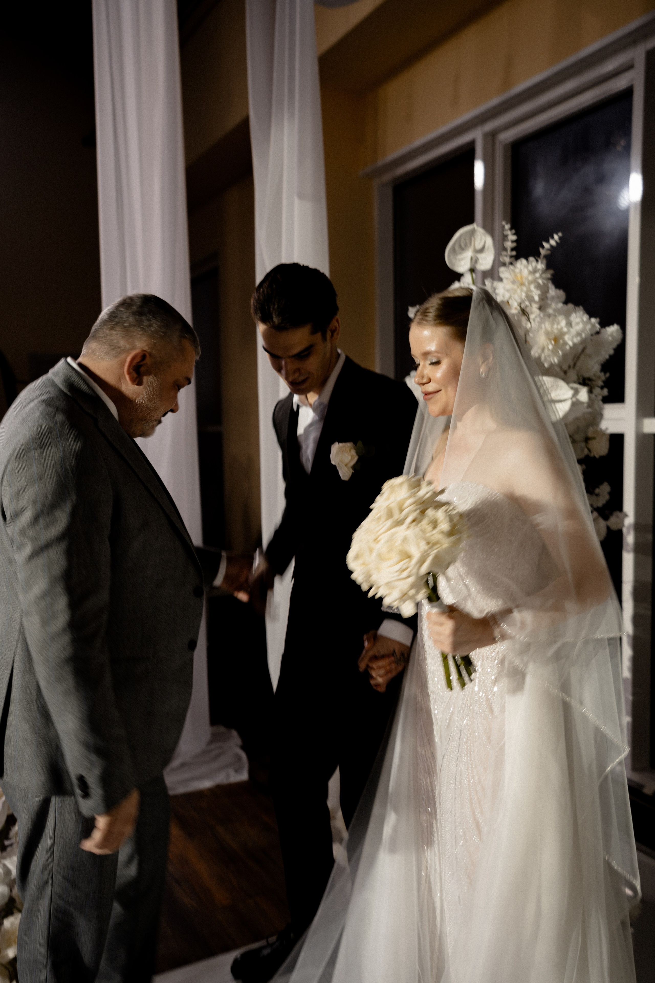 СВАДЕБНАЯ СЬЕМКА СБОРОВ В ОТЕЛЕ И ВЫЕЗД НА ЦЕРЕМОНИЮ (СНЯТО В СИБИРЕ В НИЖНЕВАРТОВСКЕ). Профессиональный фотограф, Санкт-Петербург — Виктория Богомолова