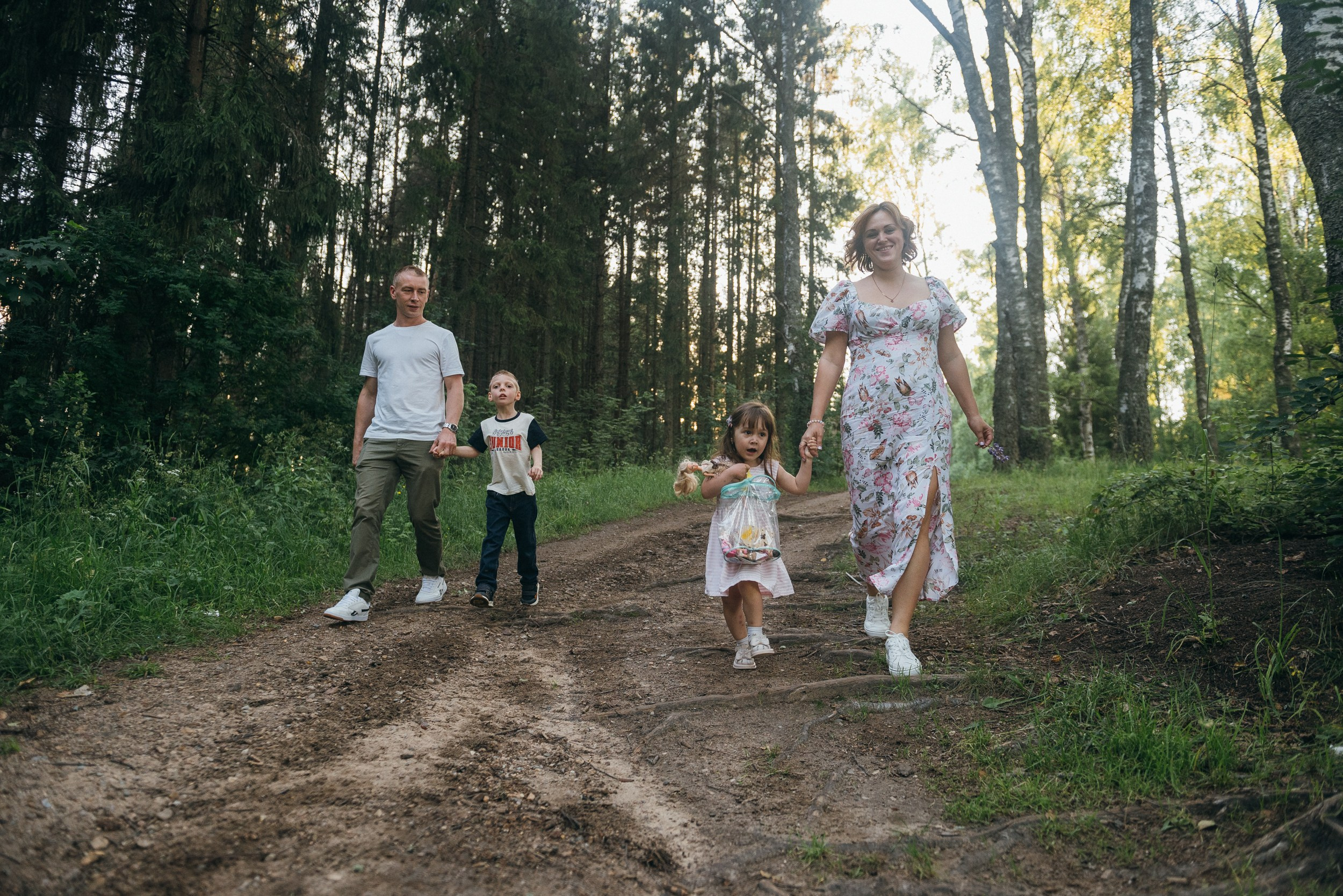 Семейная фотосессия на берегу реки. Семейный фотограф на крещение, венчание в Иваново Галина Скурихина
