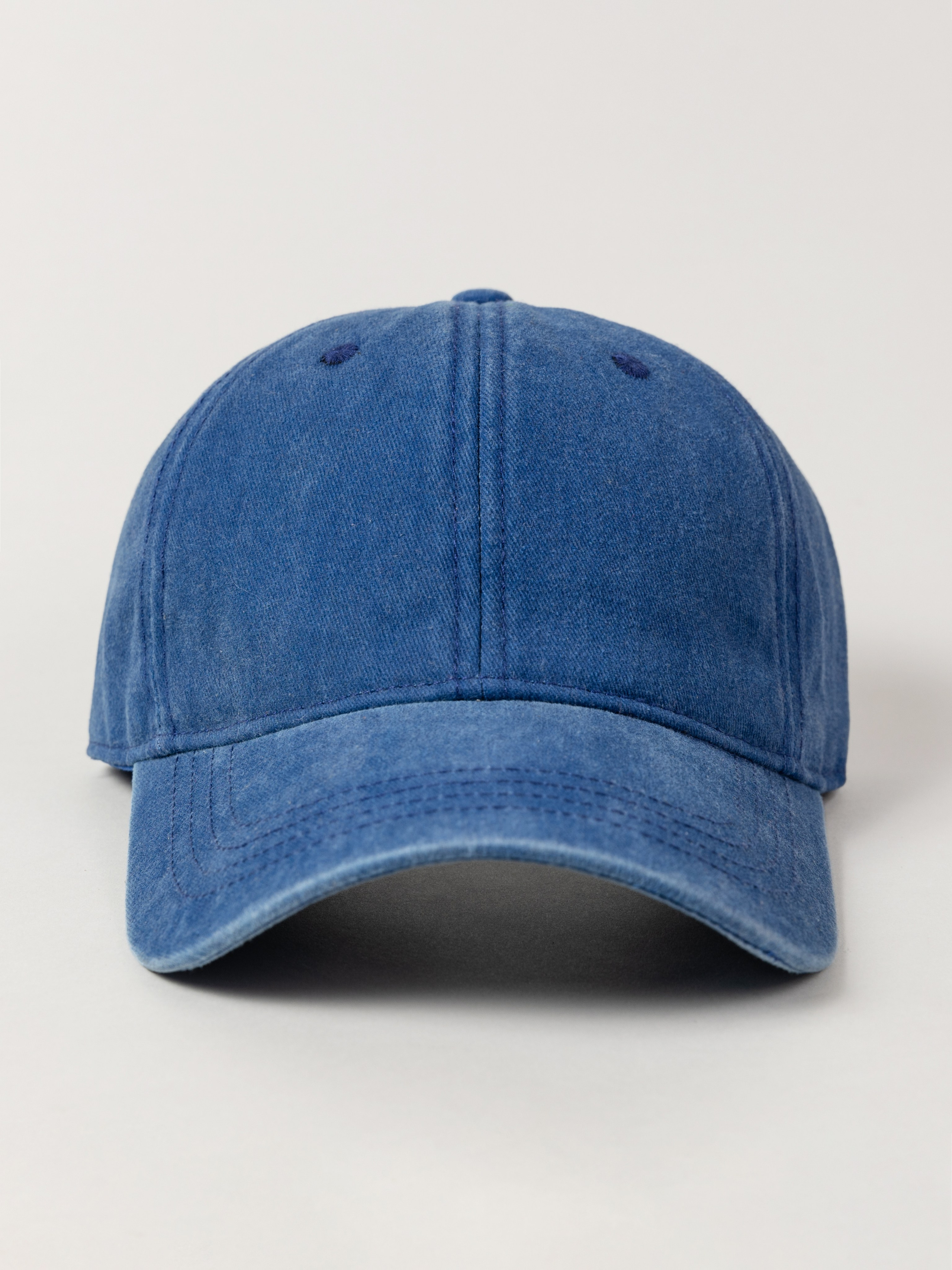 Синяя кепка крупным планом, вид спереди.