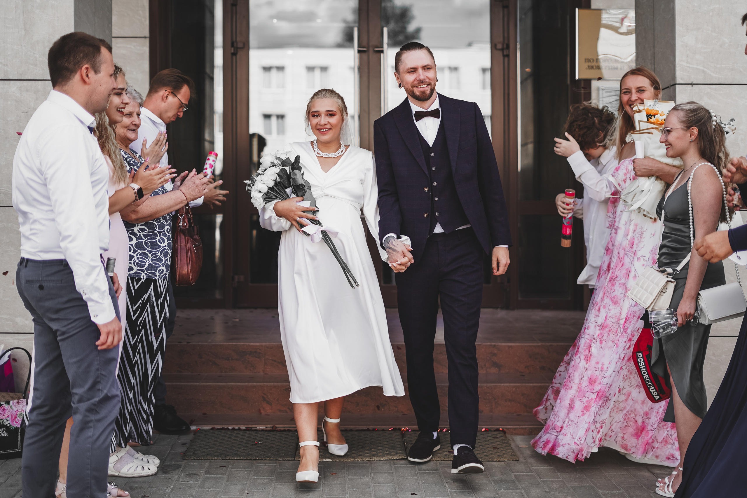 Молодожены выходят из загса