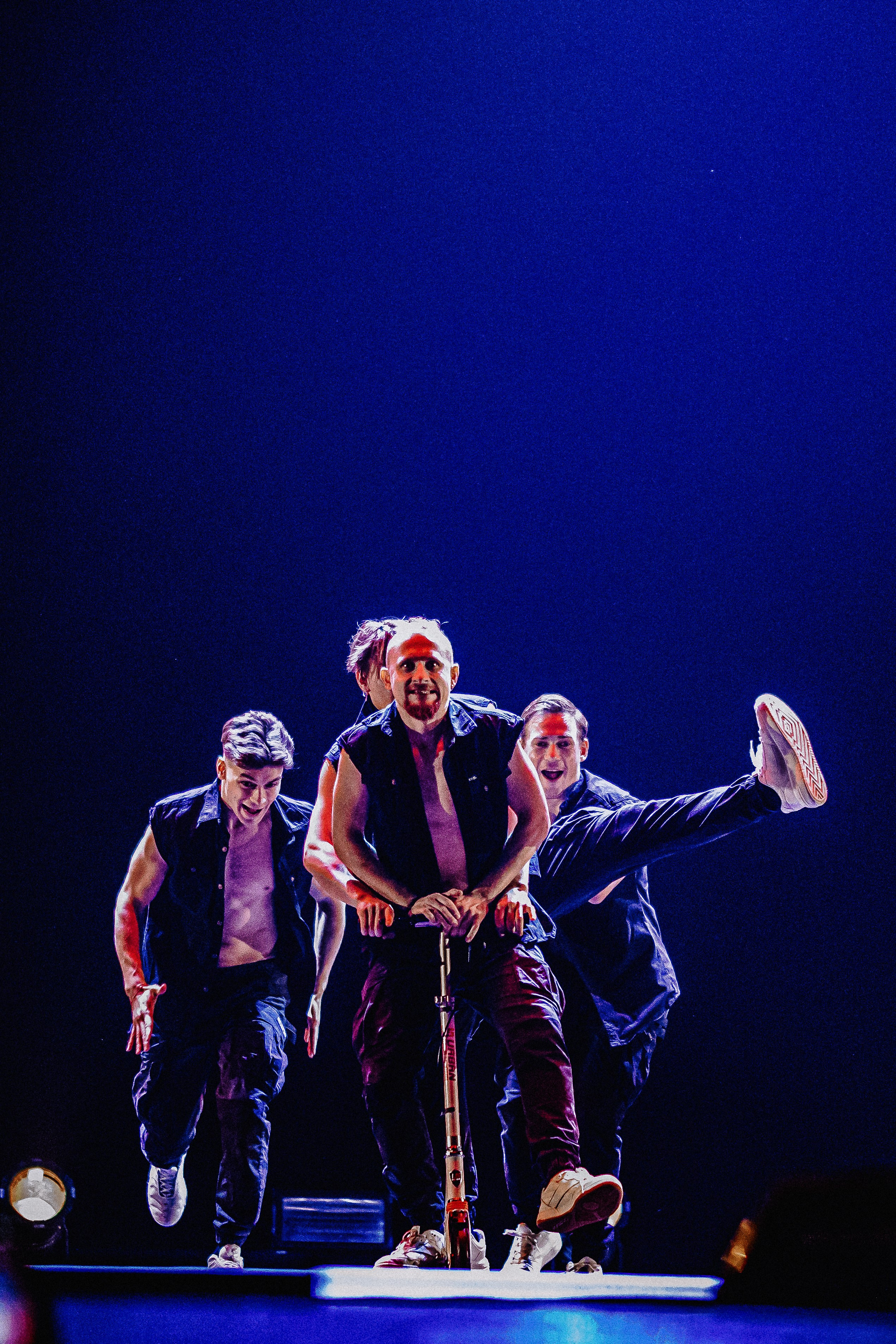 Шоу «Под дождём» 03 / 2025. ФОТОГРАФ ЕКАТЕРИНБУРГ