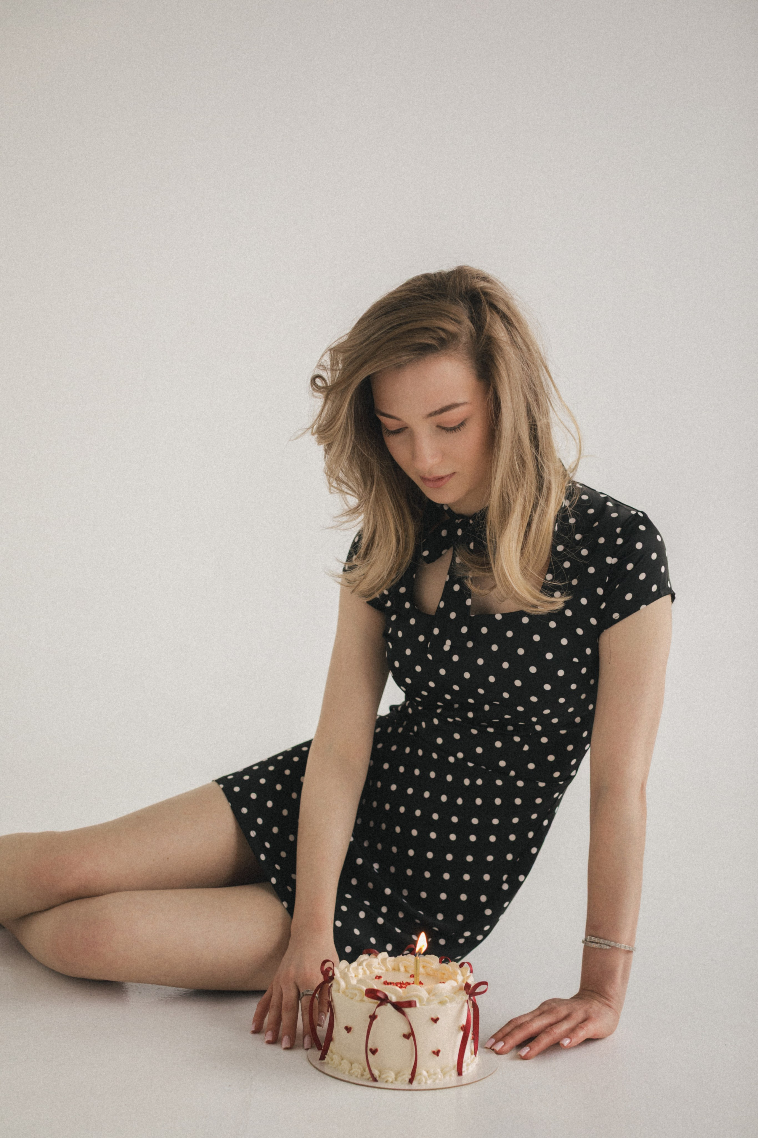 Фотосессия ко Дню рождения девушки в студии с тортом. Фотограф во Владикавказе Юрий Геворгизов
