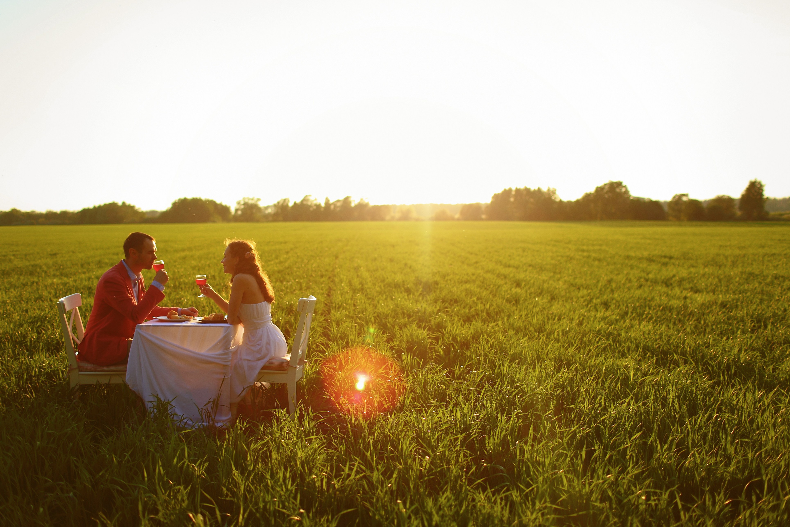 Душевная фотосессия пары в поле. Свадебный и репортажный фотограф в Ярославле и Санкт-Петербурге Роман Микрюков