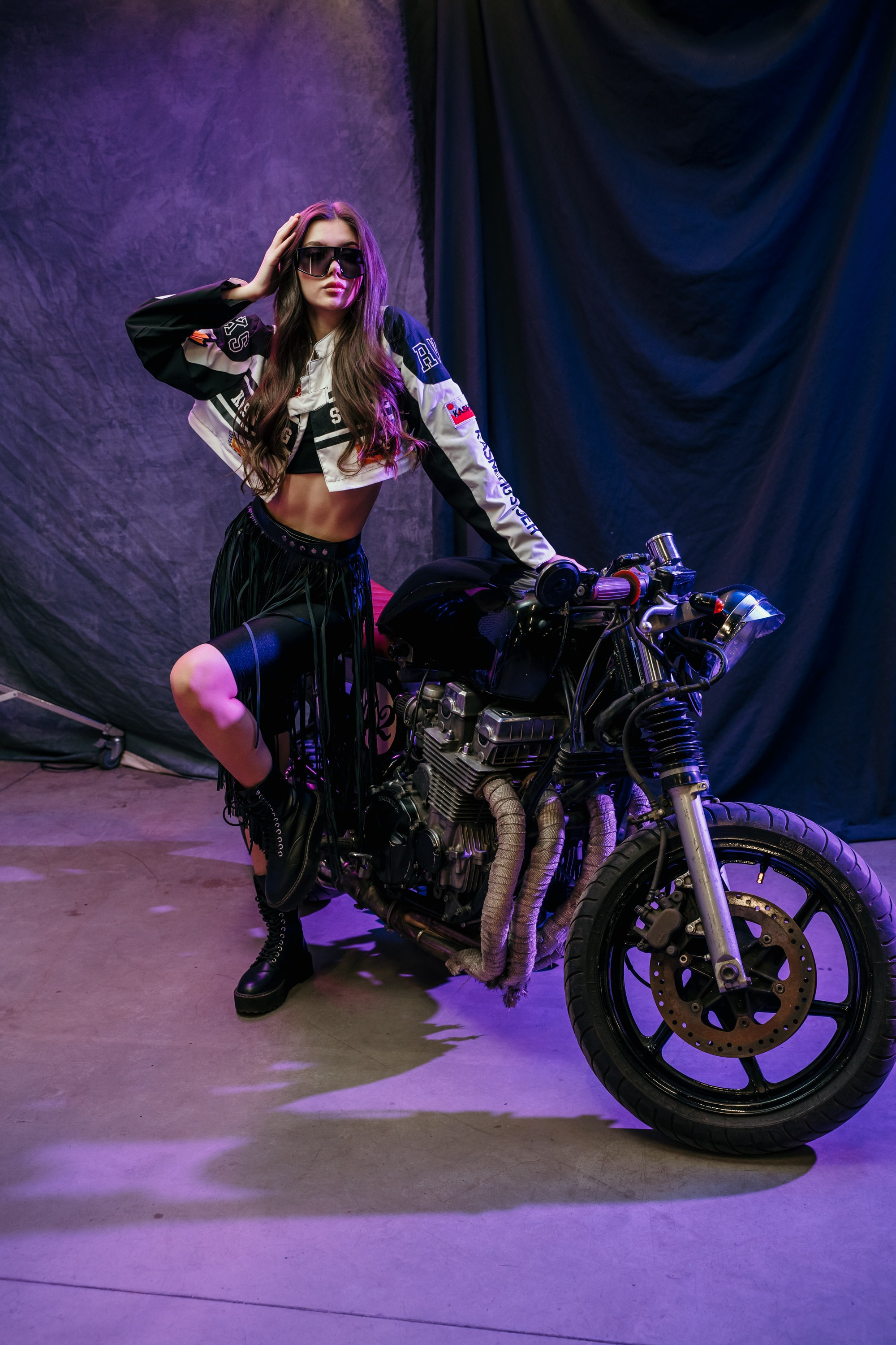 Фотосессия с мотоциклом в студии Санкт-Петербург. Свадебный, семейный, портретный, репортажный фотограф в Санкт-Петербурге