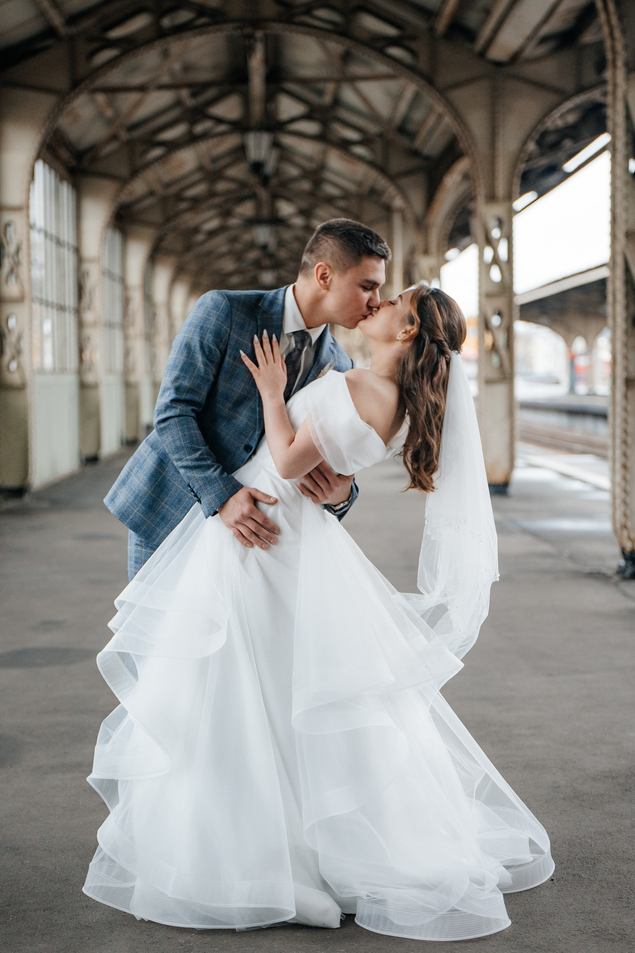 Свадебная фотосессия на Витебском вокзале в Санкт-Петербурге на перроне. 