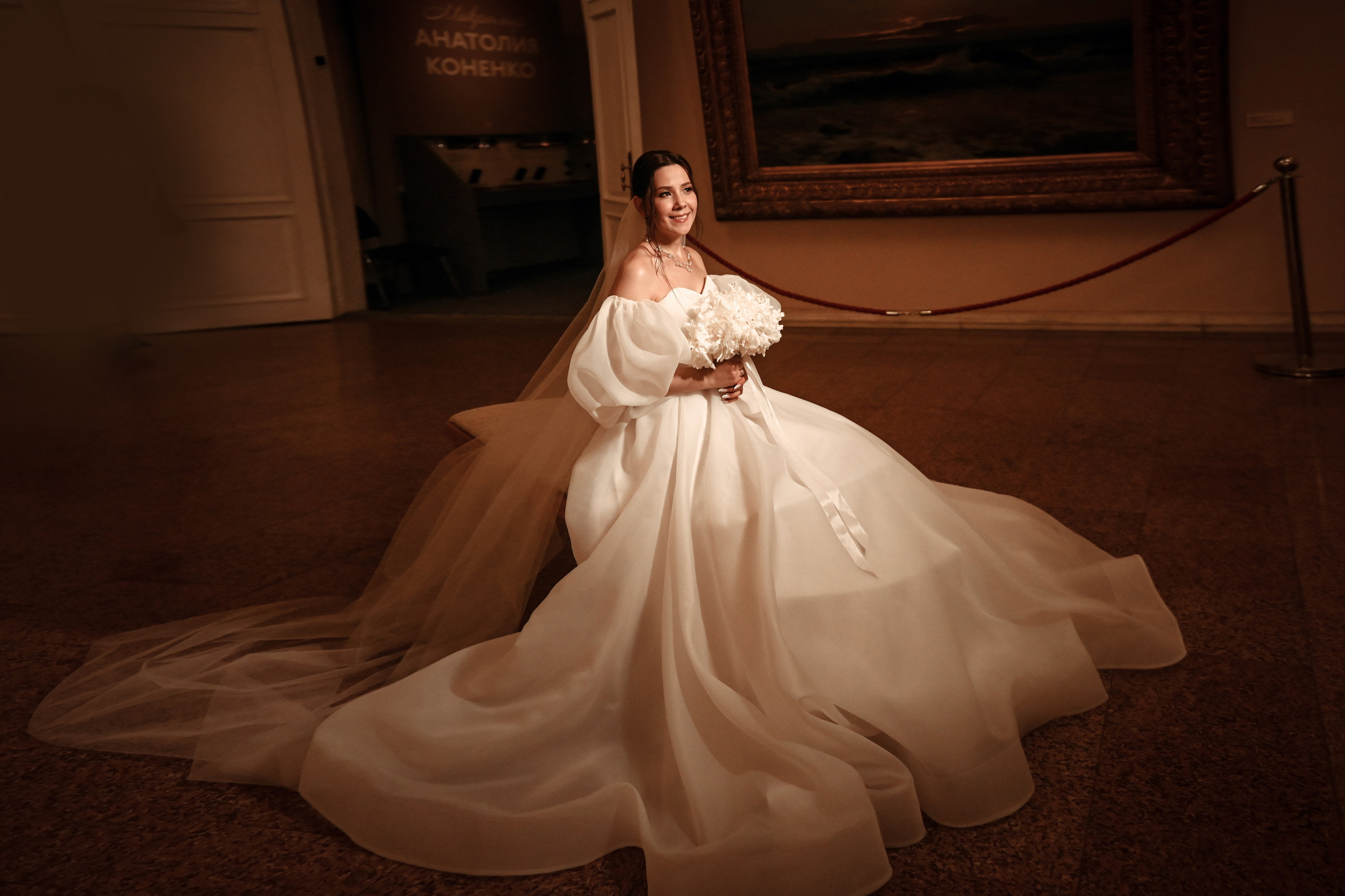 Небольшая свадебная серия в музее и прогулкой под дождем Эльмиры и Ризата. Свадебный, семейный, детский, контент фотограф в Омске Максим Ильин