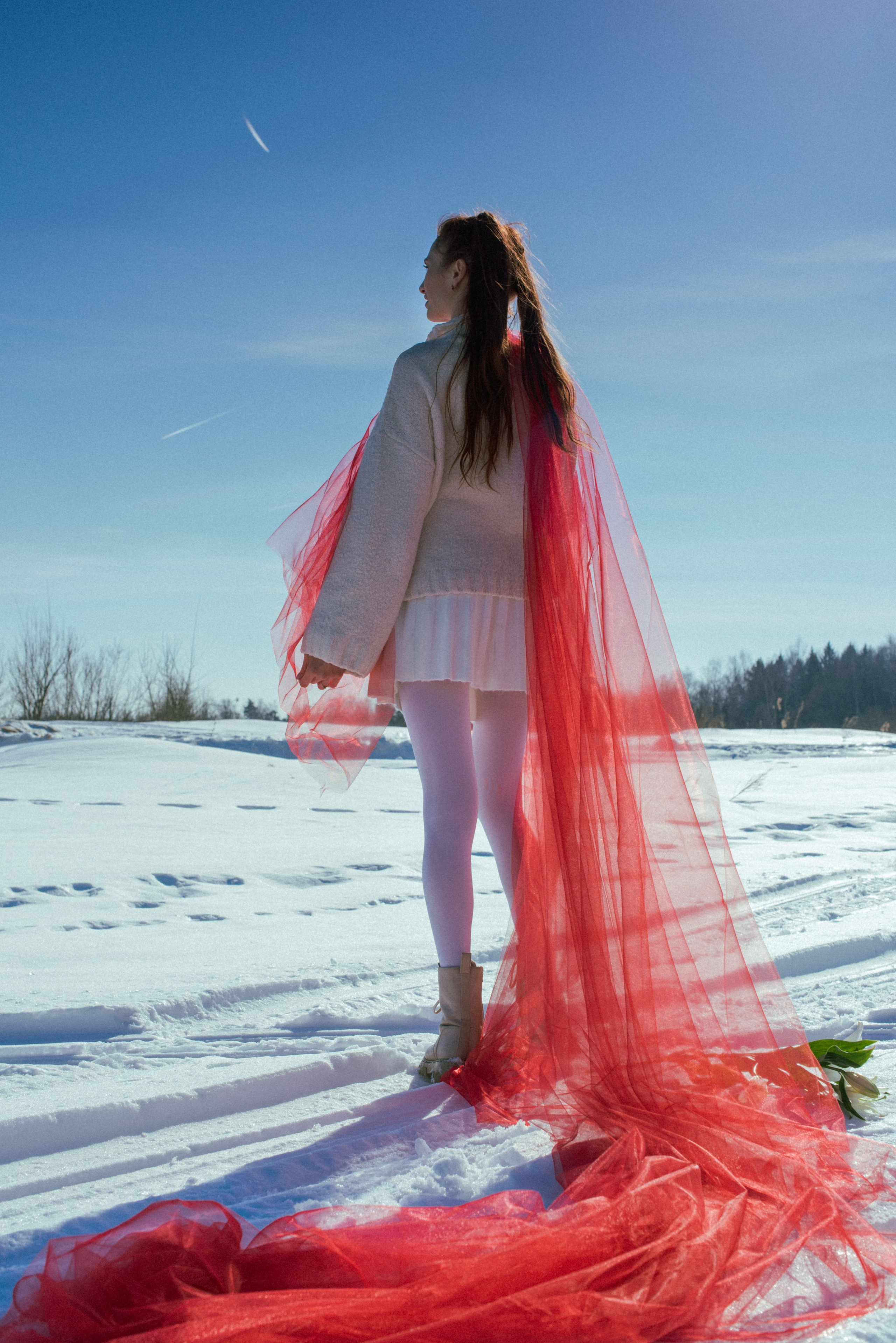 Образ зимы: девушка в белом свитере, красный фатин.