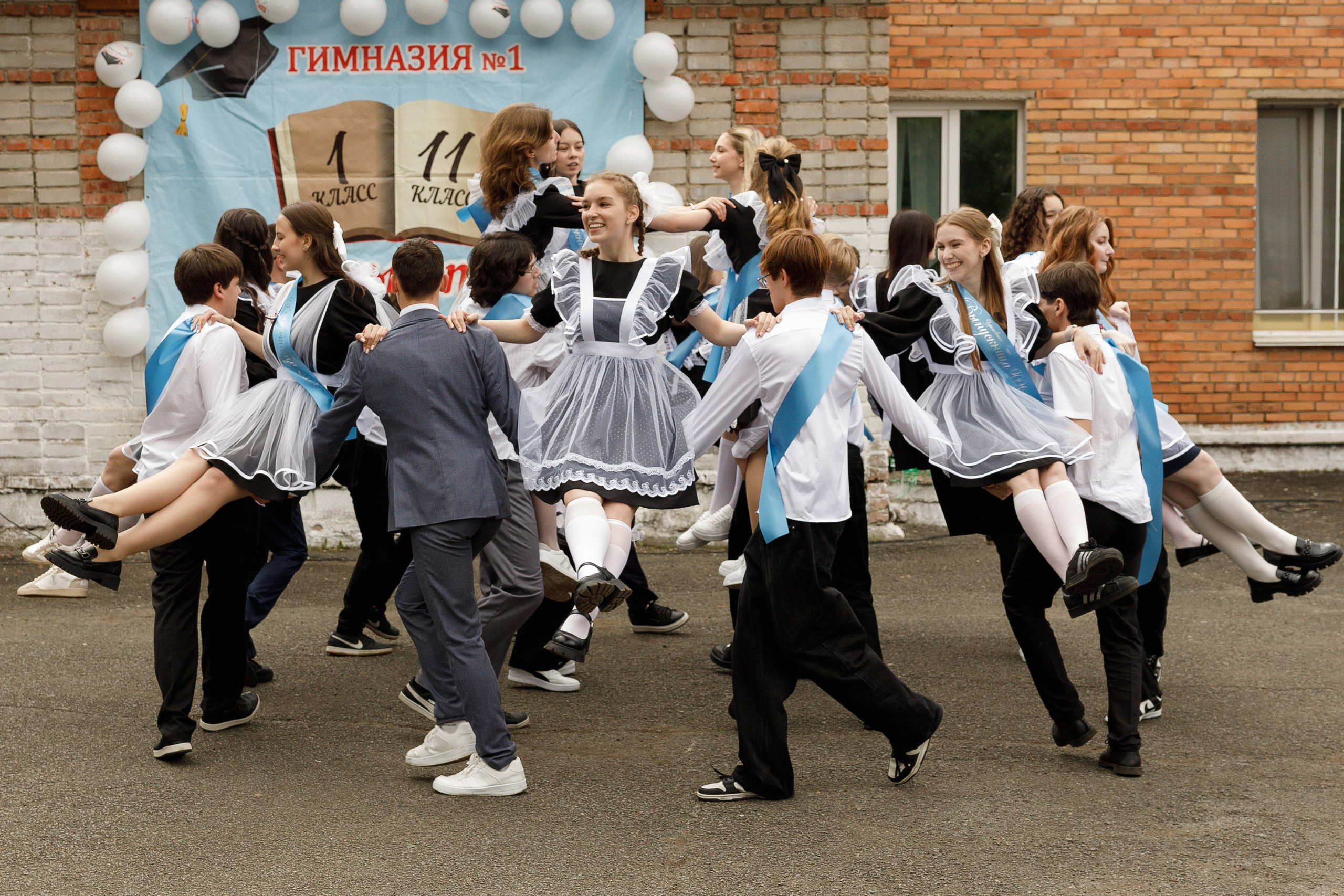 Последний звонок Гимназия Артем. Photoalbum-vl.ru