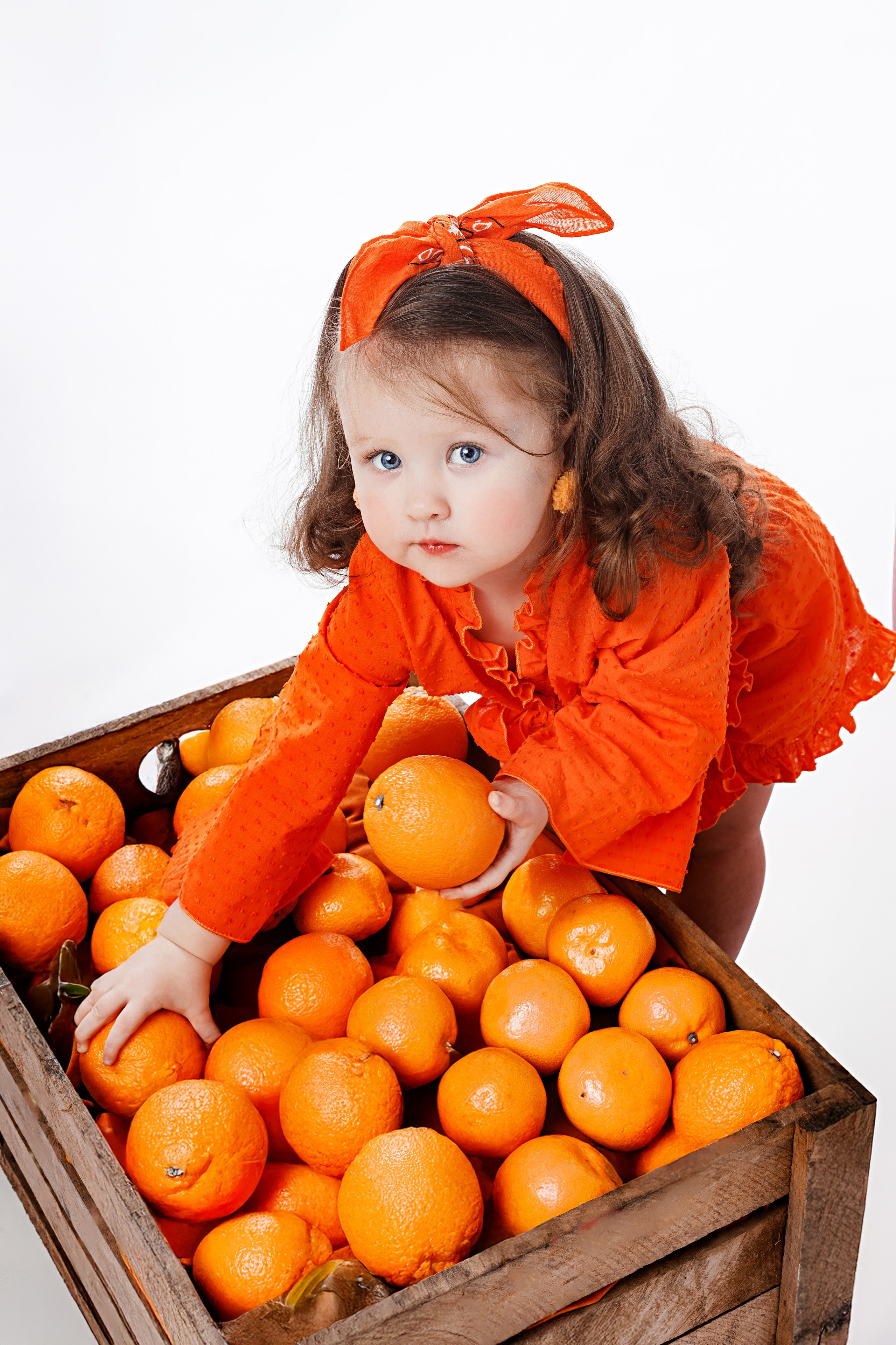 Детская фотосессия с мандаринами в студии в Сочи. Детский студийный фотограф Сочи